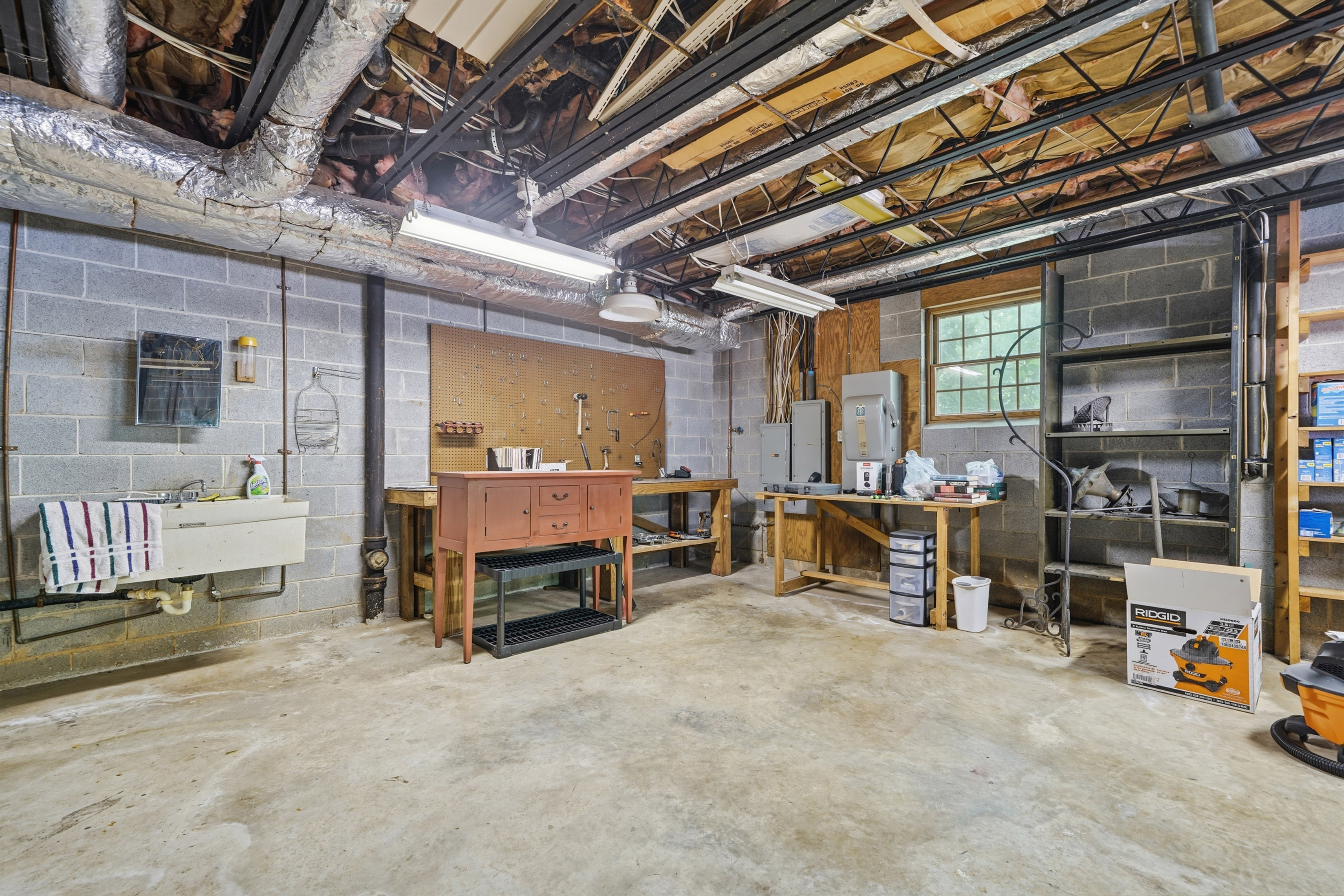  Brick Ranch Perfectly Positioned on 27 Acres with Pond - 物件實景