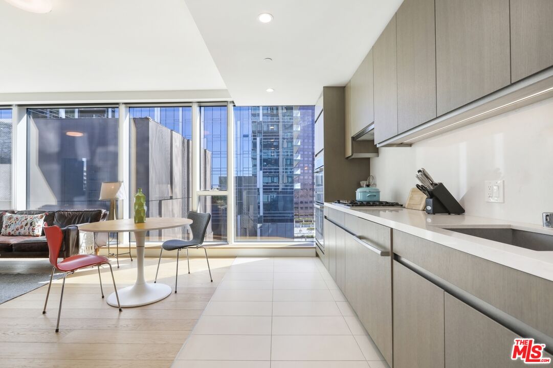 Los Angeles, California, 90017, United States, 1 Bedroom Bedrooms, ,2 BathroomsBathrooms,Residential,For Sale,1987856