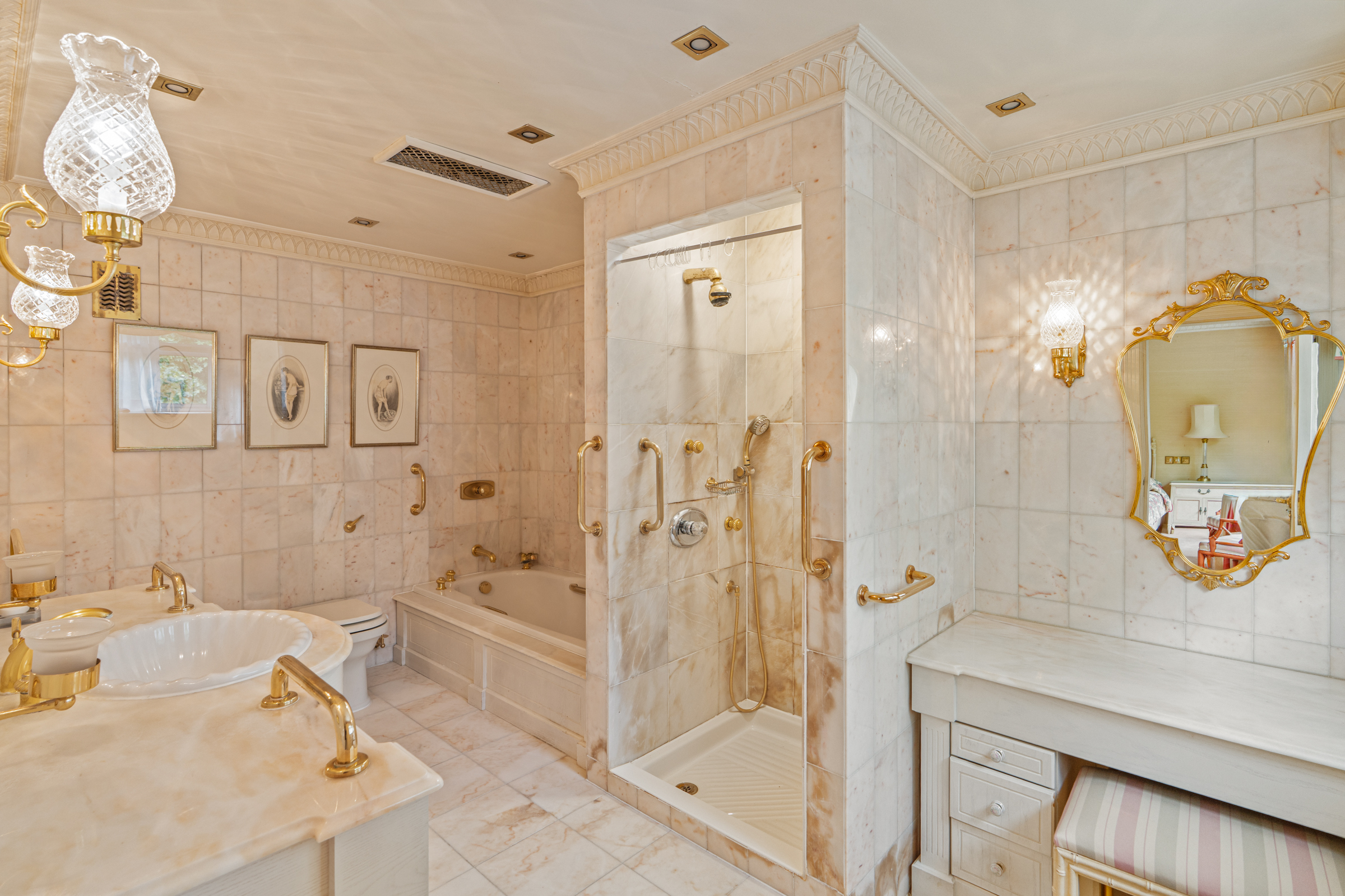  Gloucester Square Grandeur with Exceptional Potential - 物件實景