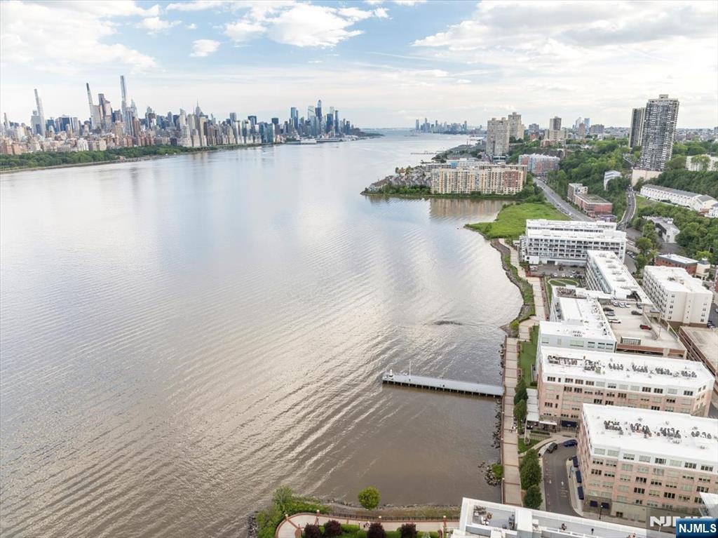 Edgewater, New Jersey, 07020, United States, 2 Bedrooms Bedrooms, ,2 BathroomsBathrooms,Residential,For Sale,1849063