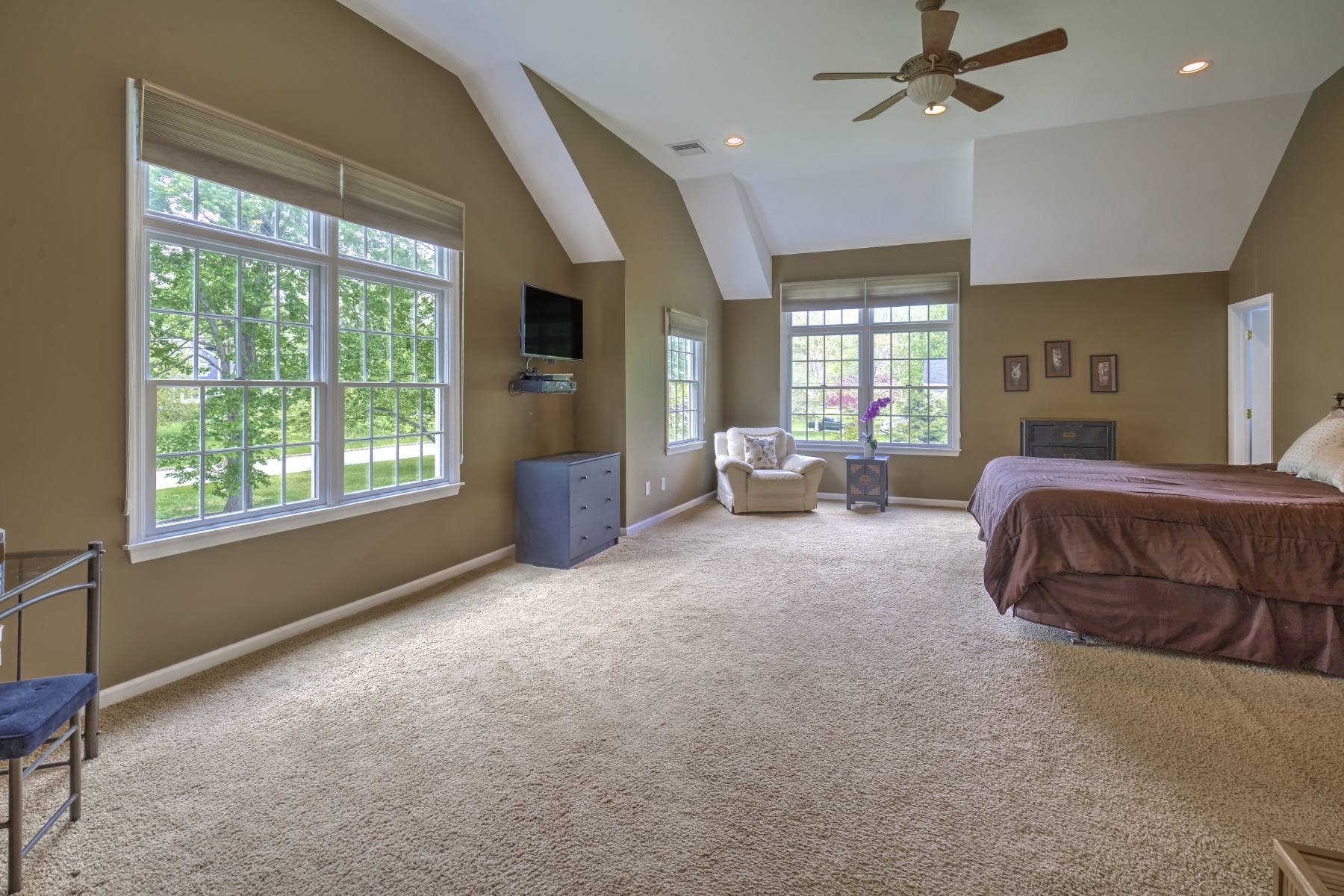  Expanded and Beautifully Maintained Custom Split Level Home - 物件實景