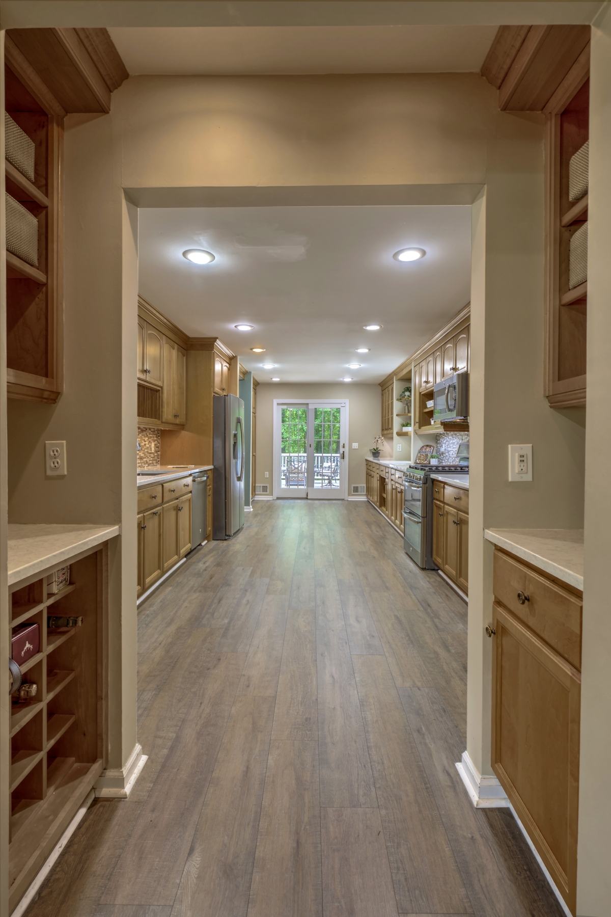  Expanded and Beautifully Maintained Custom Split Level Home - 物件實景