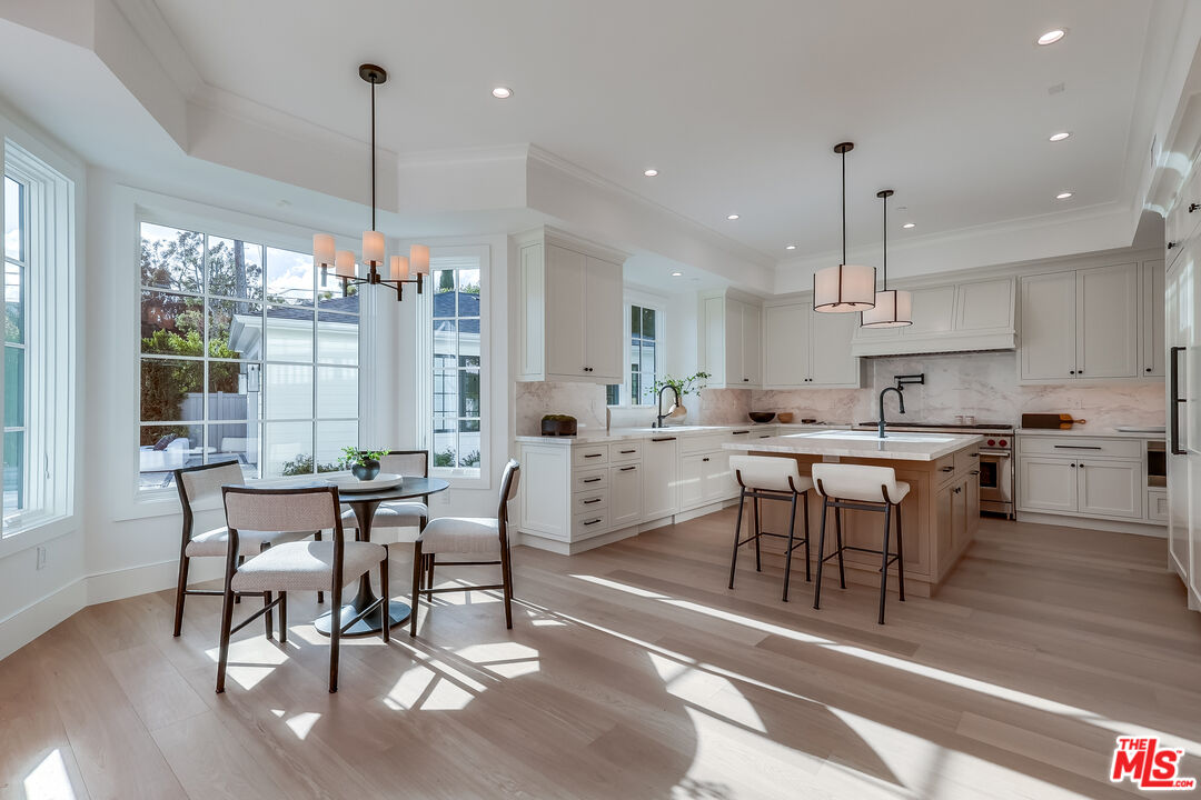 Los Angeles, California, 90049, United States, 7 Bedrooms Bedrooms, ,4 BathroomsBathrooms,Residential,For Sale,1912461