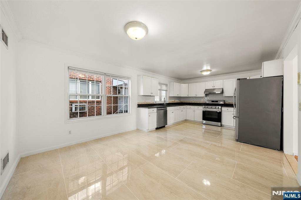 Palisades Park, New Jersey, 07650, United States, 3 Bedrooms Bedrooms, ,4 BathroomsBathrooms,Residential,For Sale,1995559