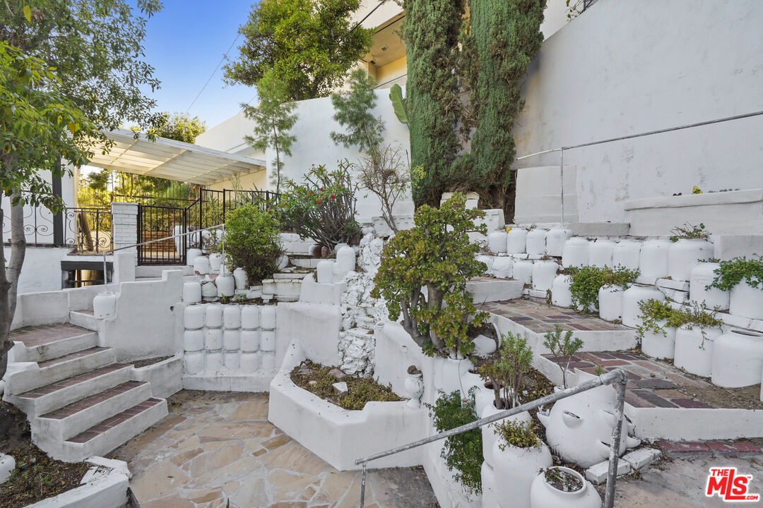 Los Angeles, California, 90068, United States, 5 Bedrooms Bedrooms, ,4 BathroomsBathrooms,Residential,For Sale,1892047