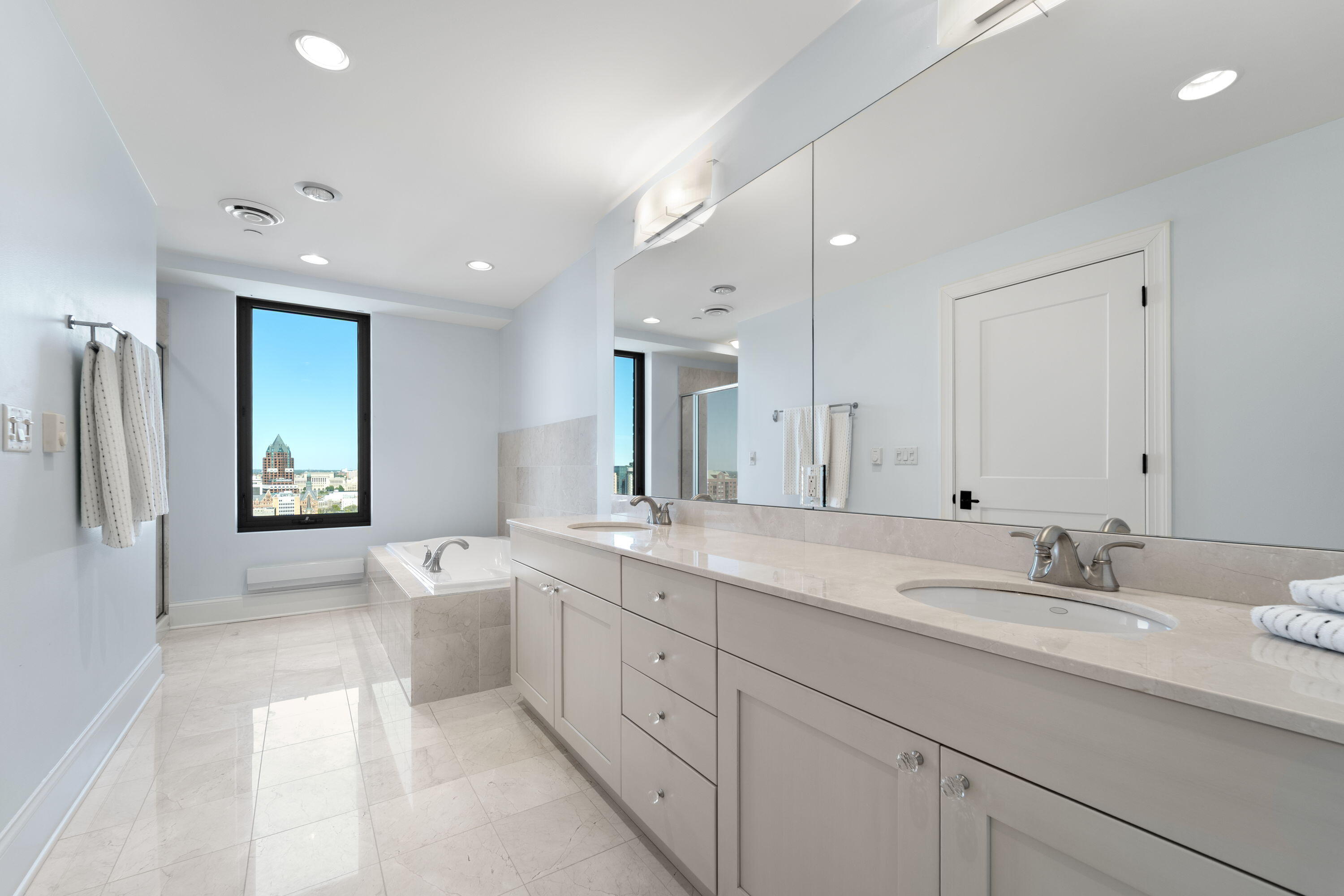 Milwaukee, Wisconsin, 53202, United States, 2 Bedrooms Bedrooms, ,2 BathroomsBathrooms,Residential,For Sale,1837174