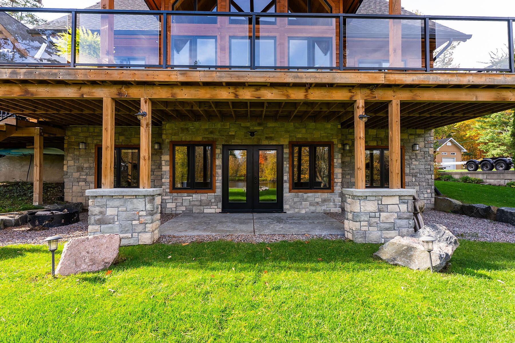  Inviting Waterfront Log Home - 物件實景