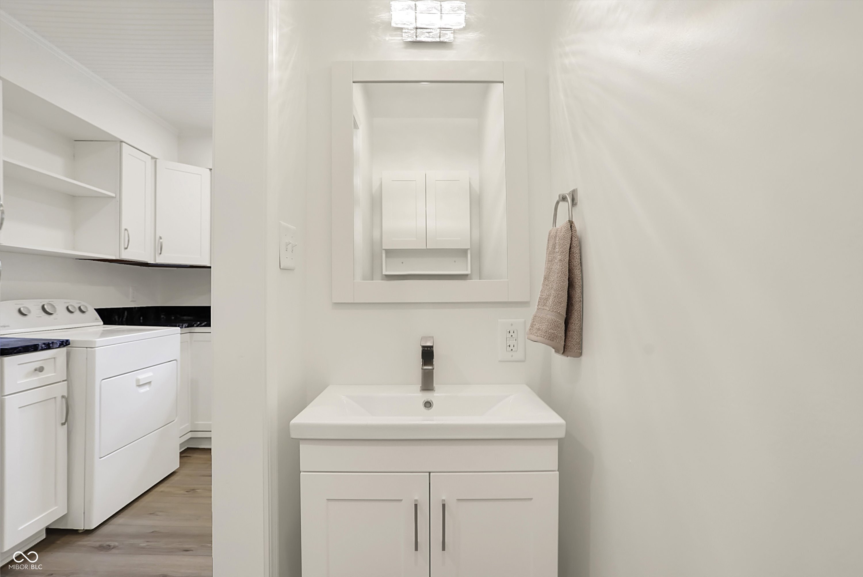 Zionsville, Indiana, 46077, United States, 3 Bedrooms Bedrooms, ,3 BathroomsBathrooms,Residential,For Sale,1975998