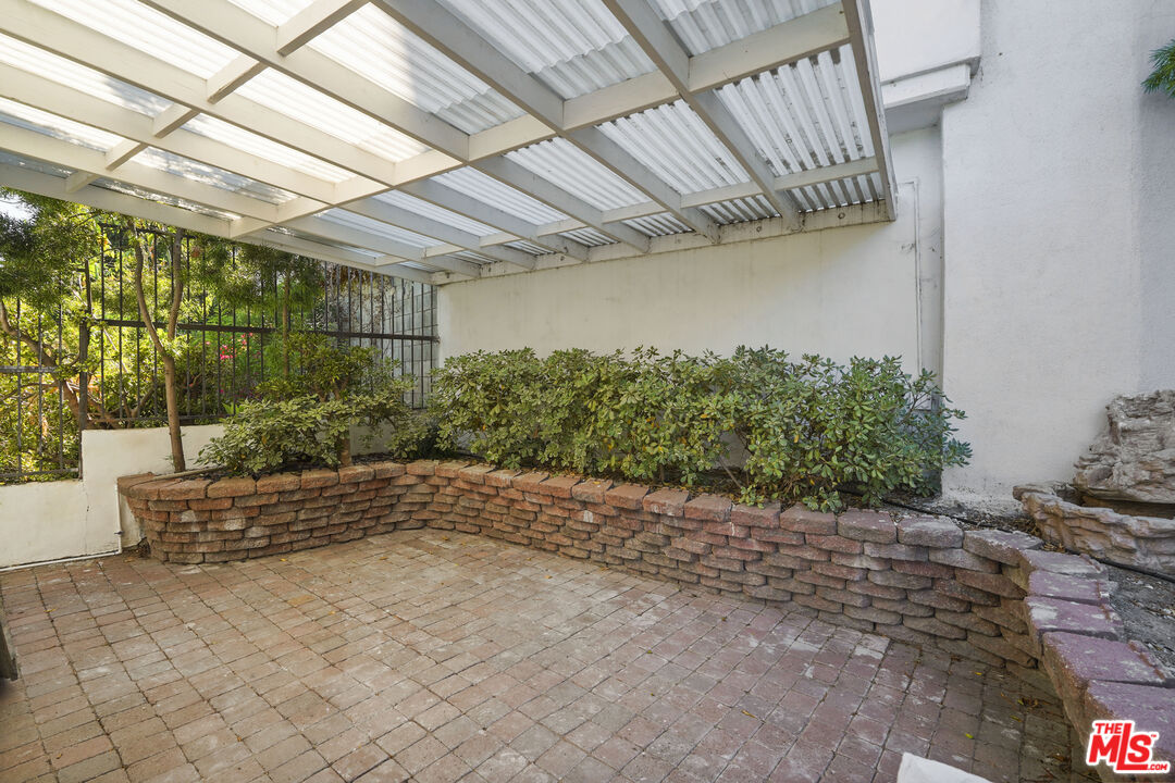 Los Angeles, California, 90068, United States, 5 Bedrooms Bedrooms, ,4 BathroomsBathrooms,Residential,For Sale,1892047
