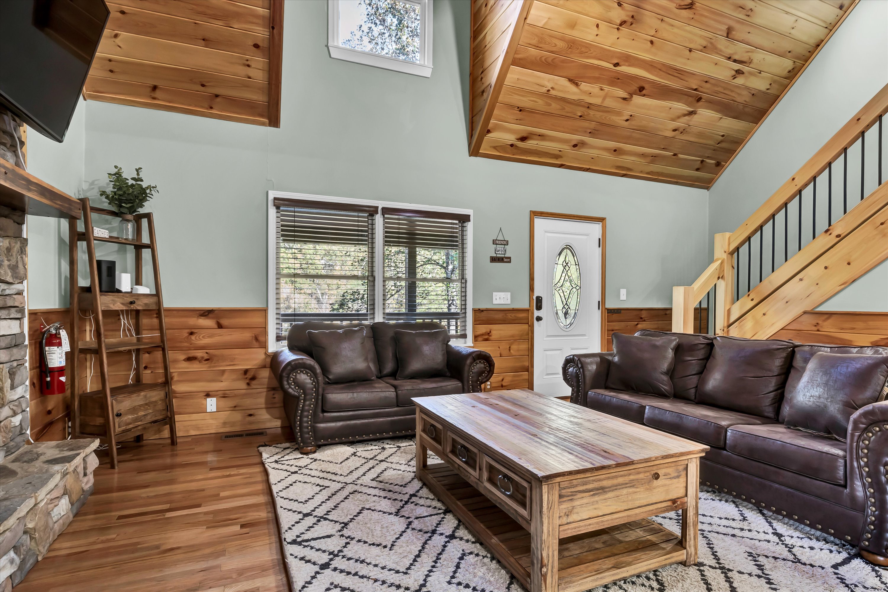 Sevierville, Tennessee, 37862, United States, 4 Bedrooms Bedrooms, ,5 BathroomsBathrooms,Residential,For Sale,1981038