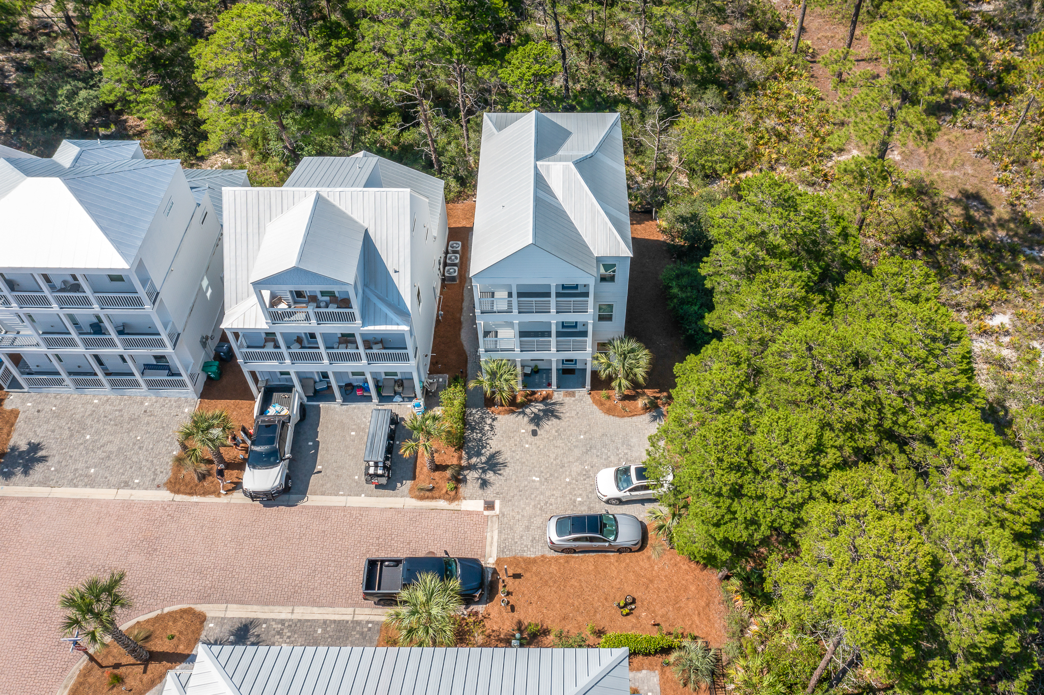  Like-New Coastal Retreat with Rare Privacy and Porches on Every Level - 物件實景