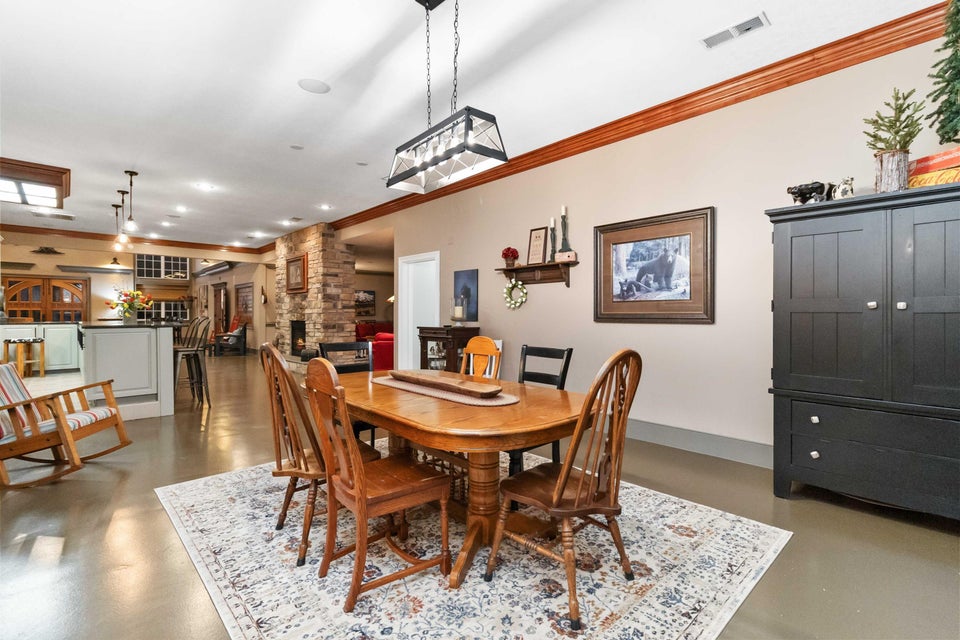 Somerset, Kentucky, 42503, United States, 6 Bedrooms Bedrooms, ,5 BathroomsBathrooms,Residential,For Sale,1835271