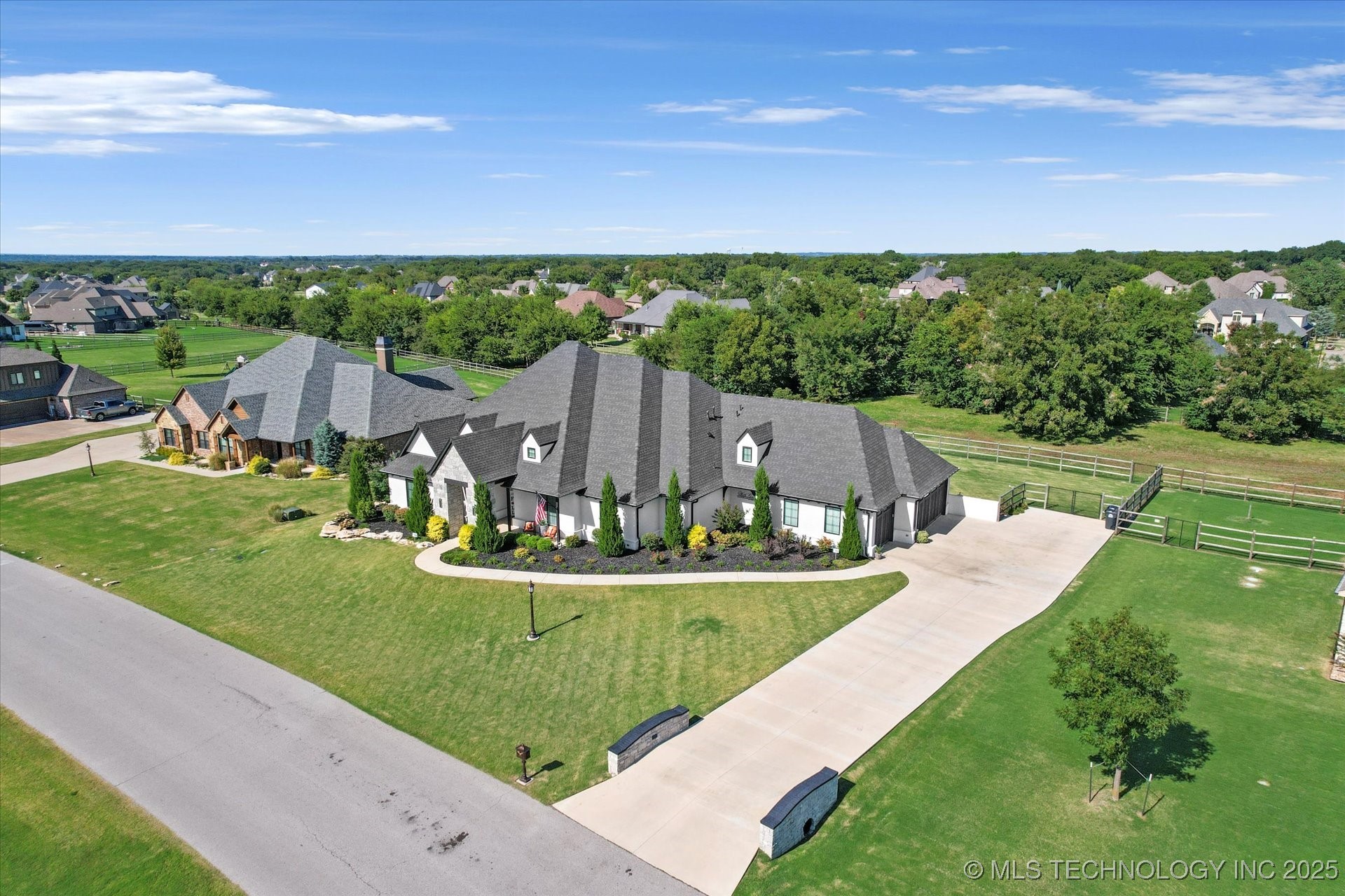 Owasso, Oklahoma, 74055, United States, 3 Bedrooms Bedrooms, ,4 BathroomsBathrooms,Residential,For Sale,1986225