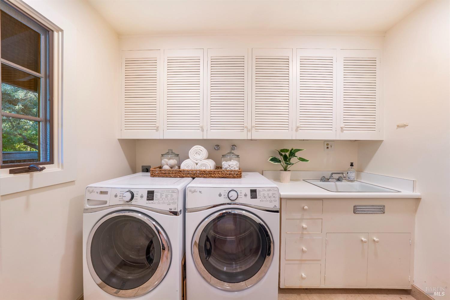 St. Helena, California, 94574, United States, 3 Bedrooms Bedrooms, ,5 BathroomsBathrooms,Residential,For Sale,1998865