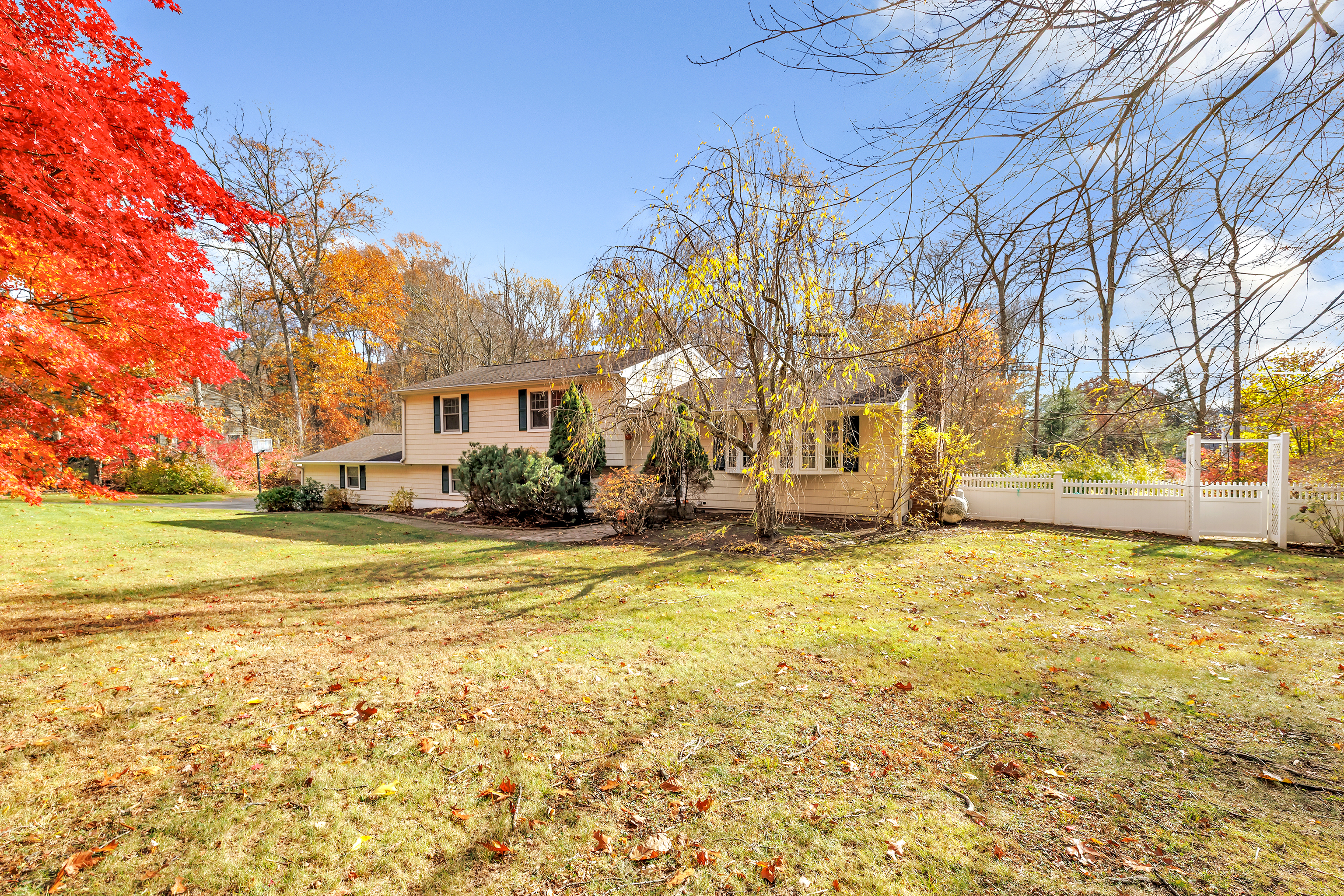 Monroe, Connecticut, 06468, United States, 4 Bedrooms Bedrooms, ,3 BathroomsBathrooms,Residential,For Sale,1989418