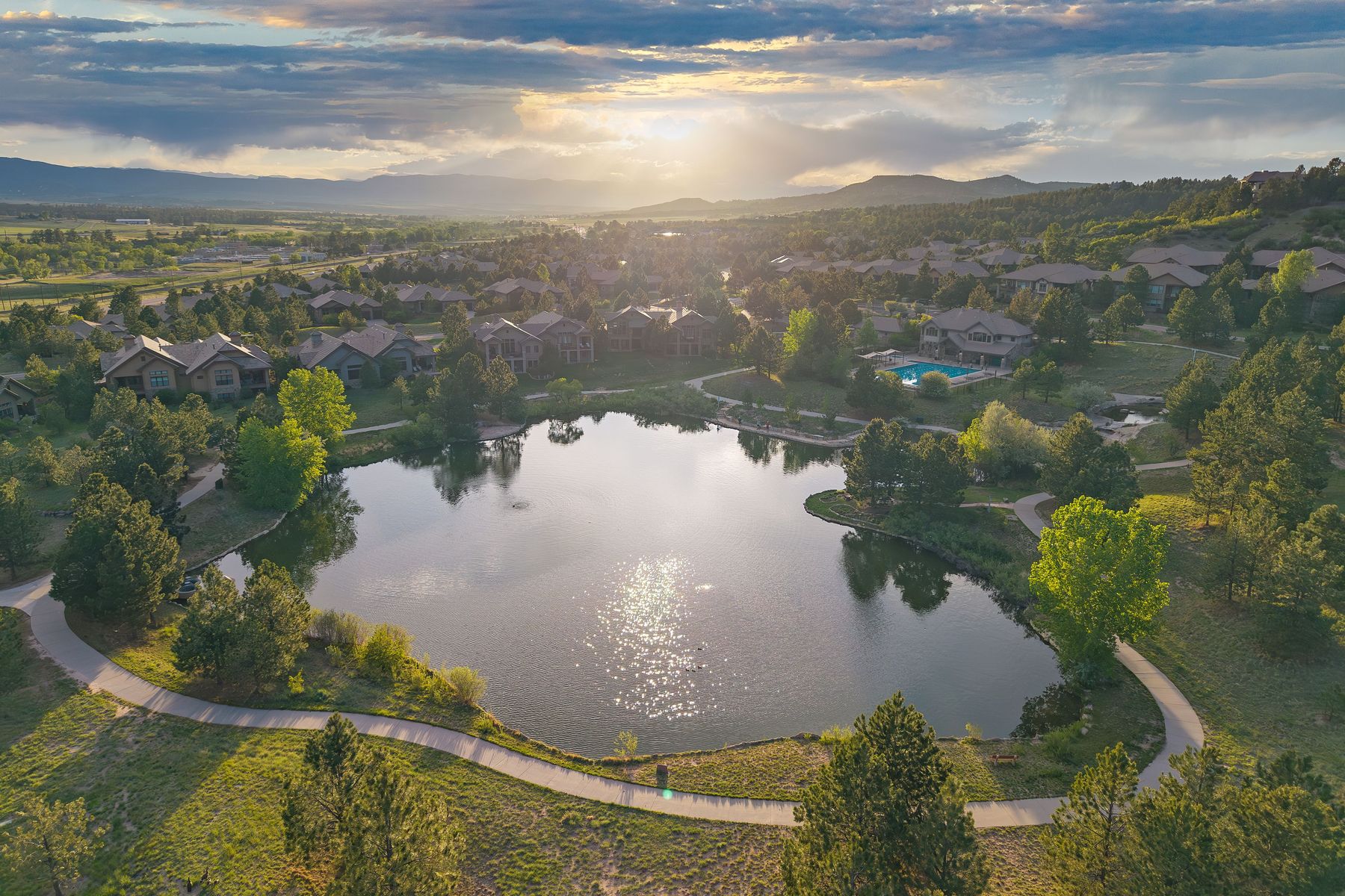  set against a backdrop  of colorado mountain views - 物件實景
