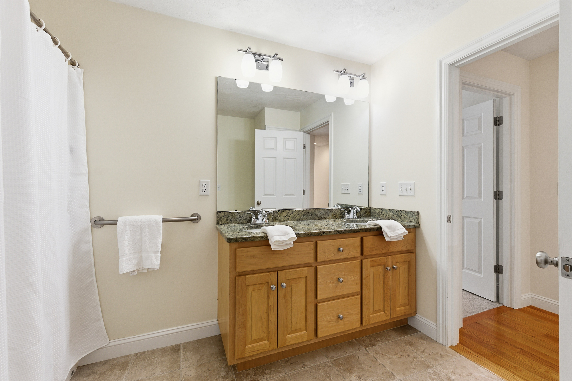  8 Victoria Circle, Shrewsbury, MA 01545 - 物件實景