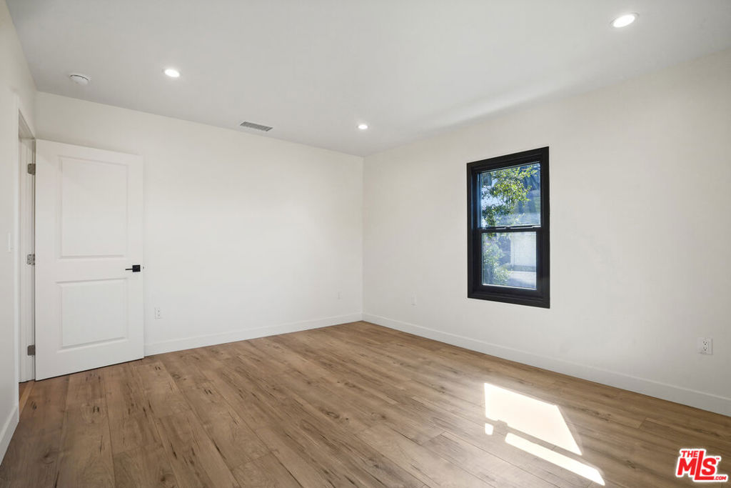 Los Angeles, California, 90007, United States, 5 Bedrooms Bedrooms, ,3 BathroomsBathrooms,Residential,For Sale,1975111