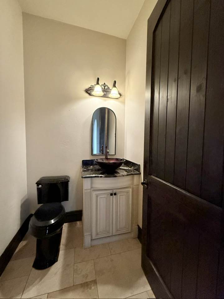 Carlsbad, New Mexico, 88220, United States, 4 Bedrooms Bedrooms, ,6 BathroomsBathrooms,Residential,For Sale,1974885