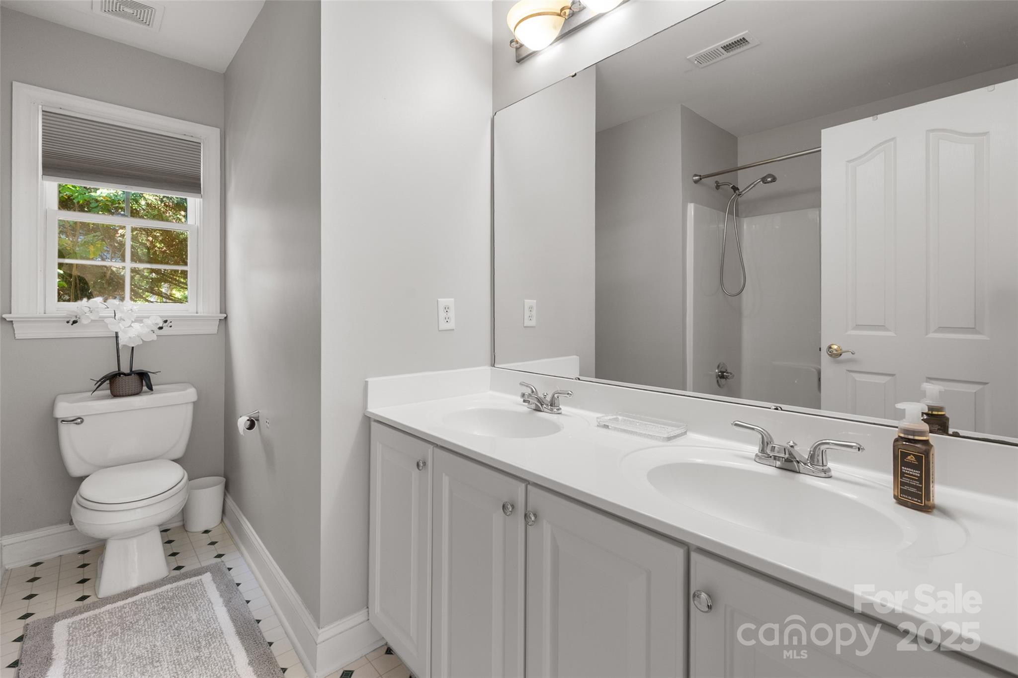 Matthews, North Carolina, 28104, United States, 4 Bedrooms Bedrooms, ,4 BathroomsBathrooms,Residential,For Sale,1989283