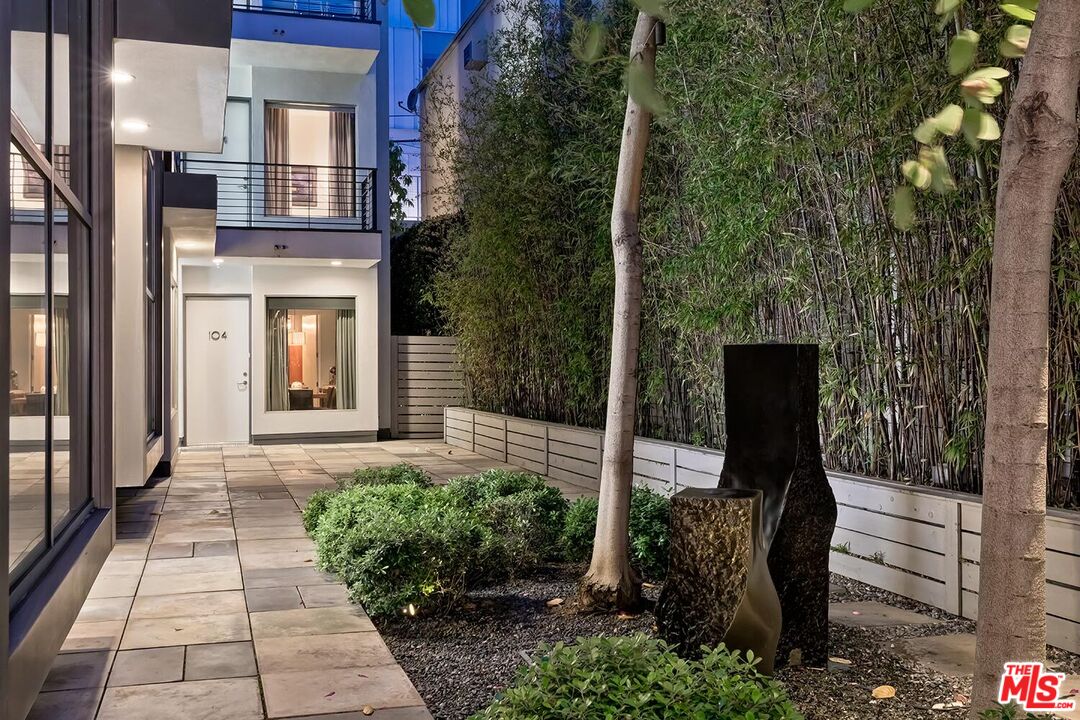 West Hollywood, California, 90069, United States, 2 Bedrooms Bedrooms, ,2 BathroomsBathrooms,Residential,For Sale,2000486