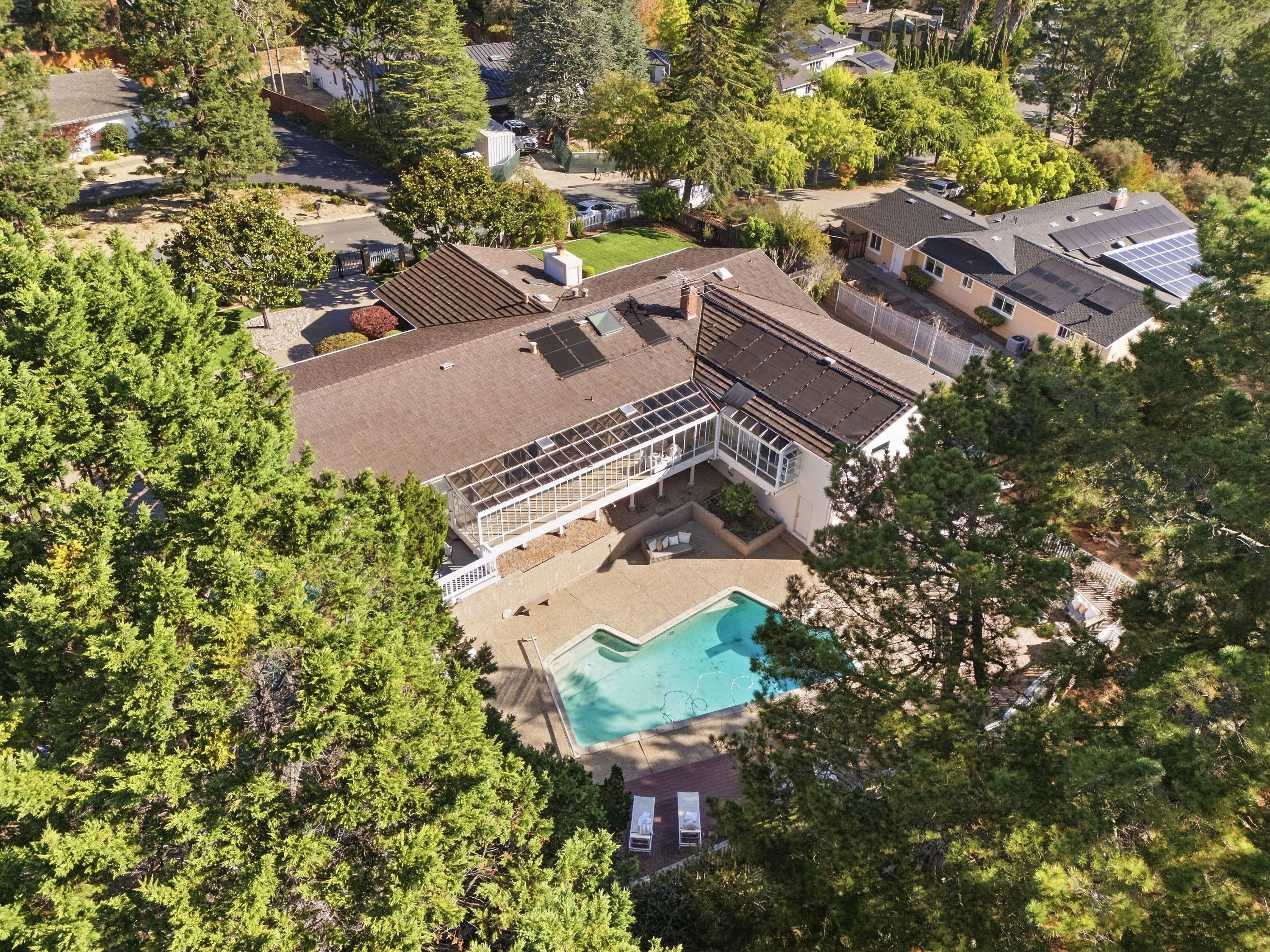  A Rare Hillsborough Retreat, Ready for Its Next Chapter - 物件實景