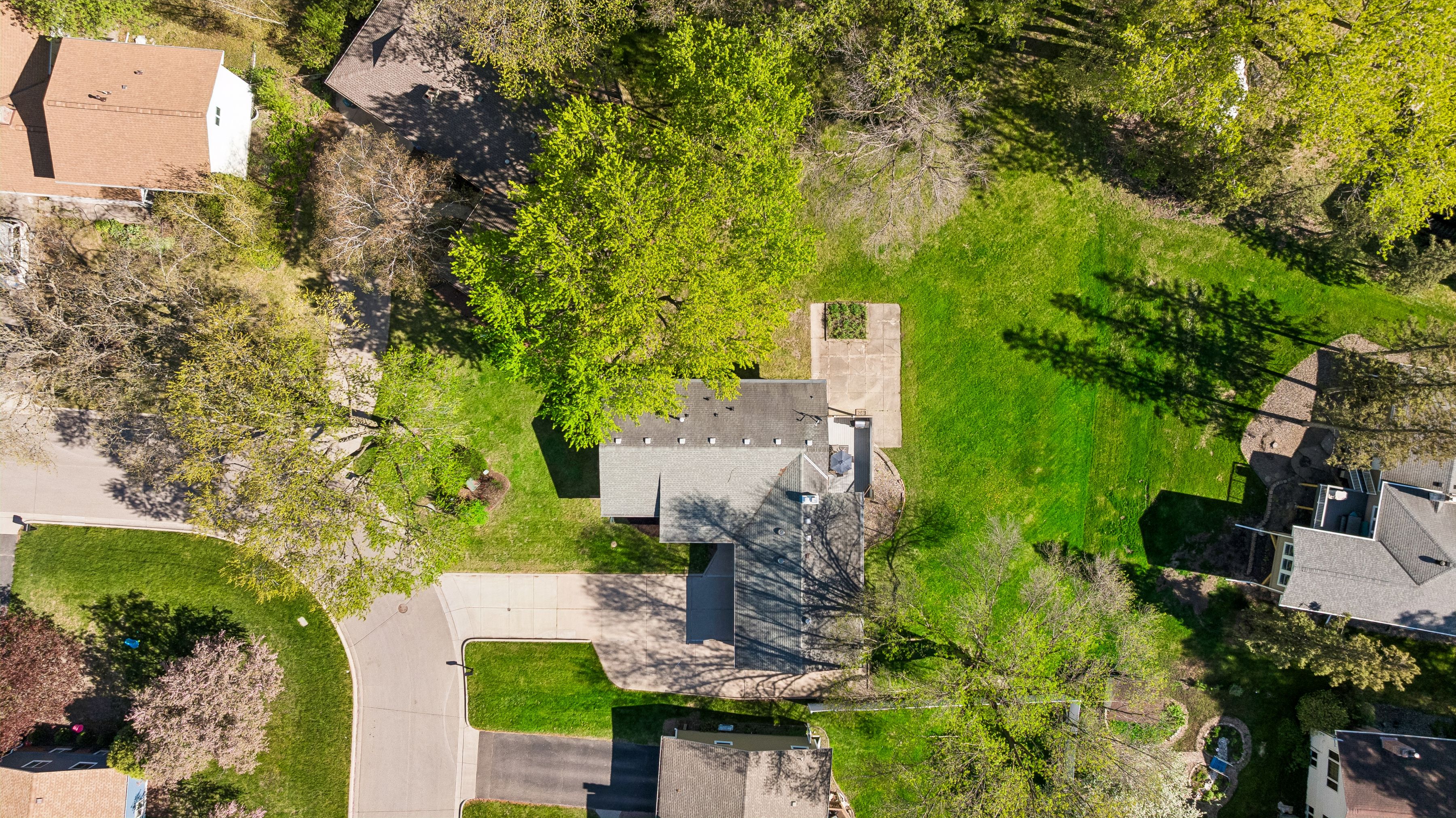  Sunlit Rambler Retreat with Exceptional Outdoor Possibilities - 物件實景