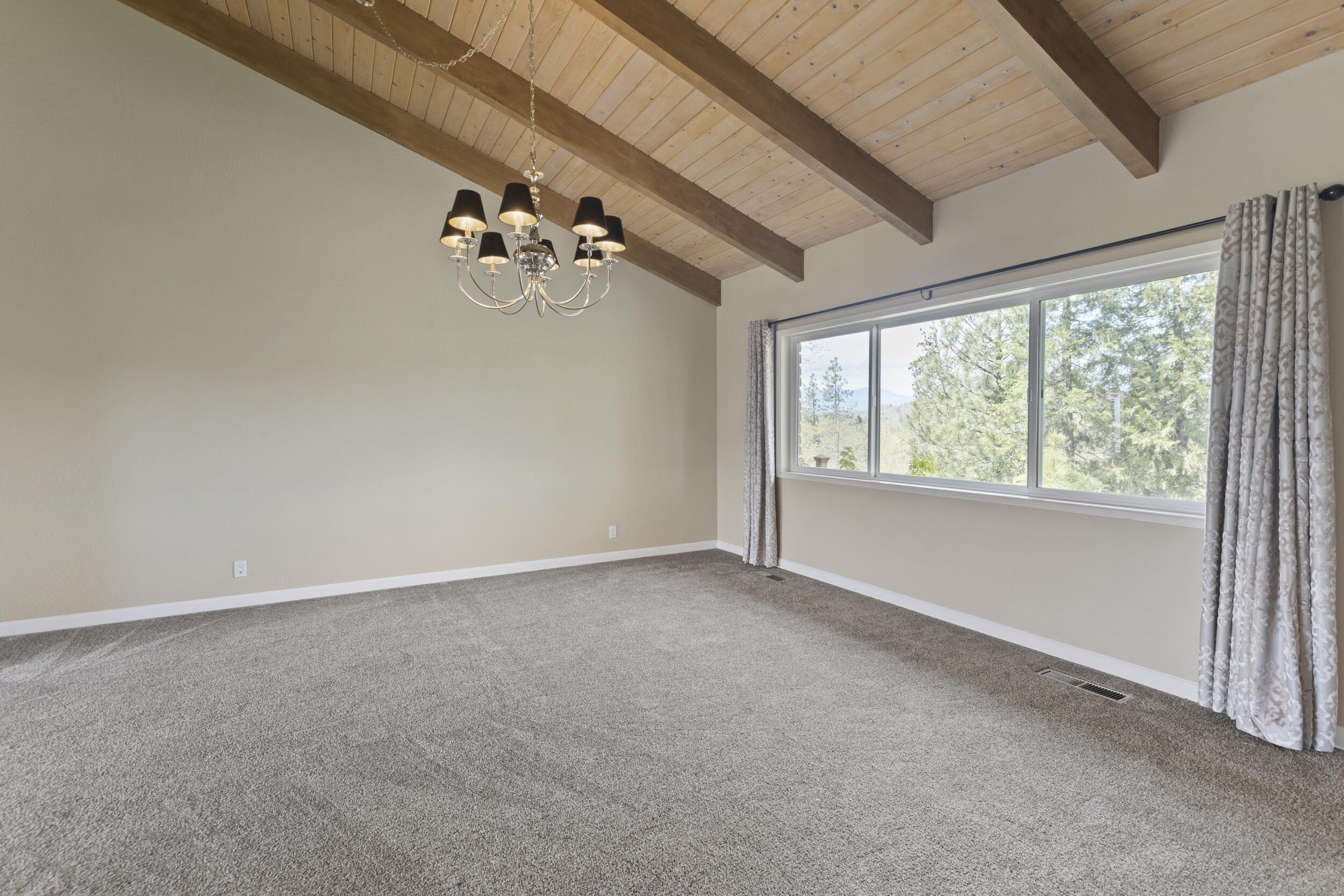 Grants Pass, Oregon, 97526, United States, 4 Bedrooms Bedrooms, ,6 BathroomsBathrooms,Residential,For Sale,1765933