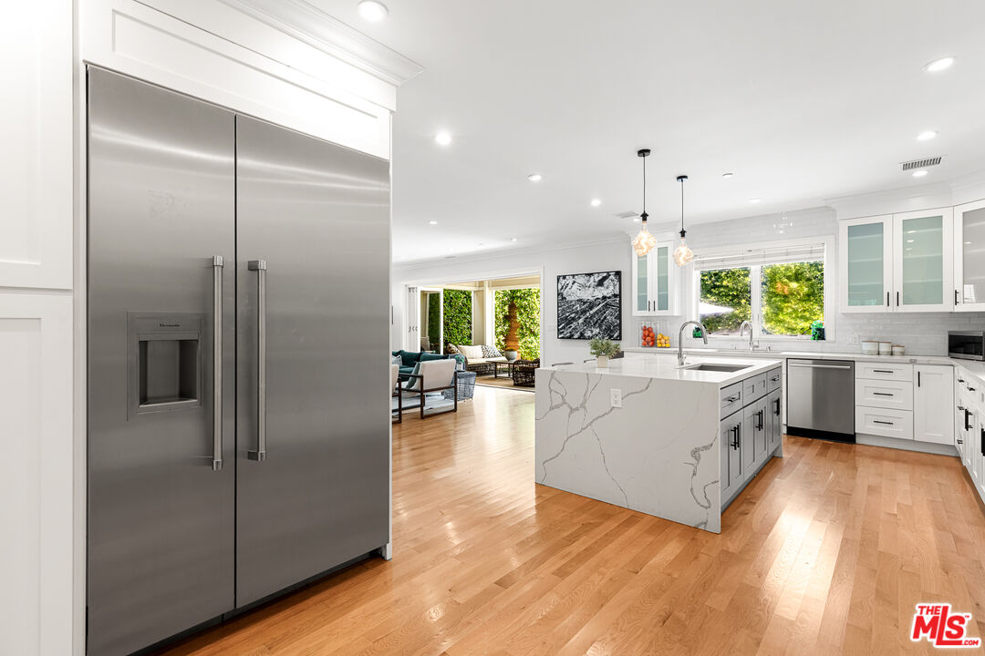 Los Angeles, California, 90046, United States, 5 Bedrooms Bedrooms, ,5 BathroomsBathrooms,Residential,For Sale,1932208