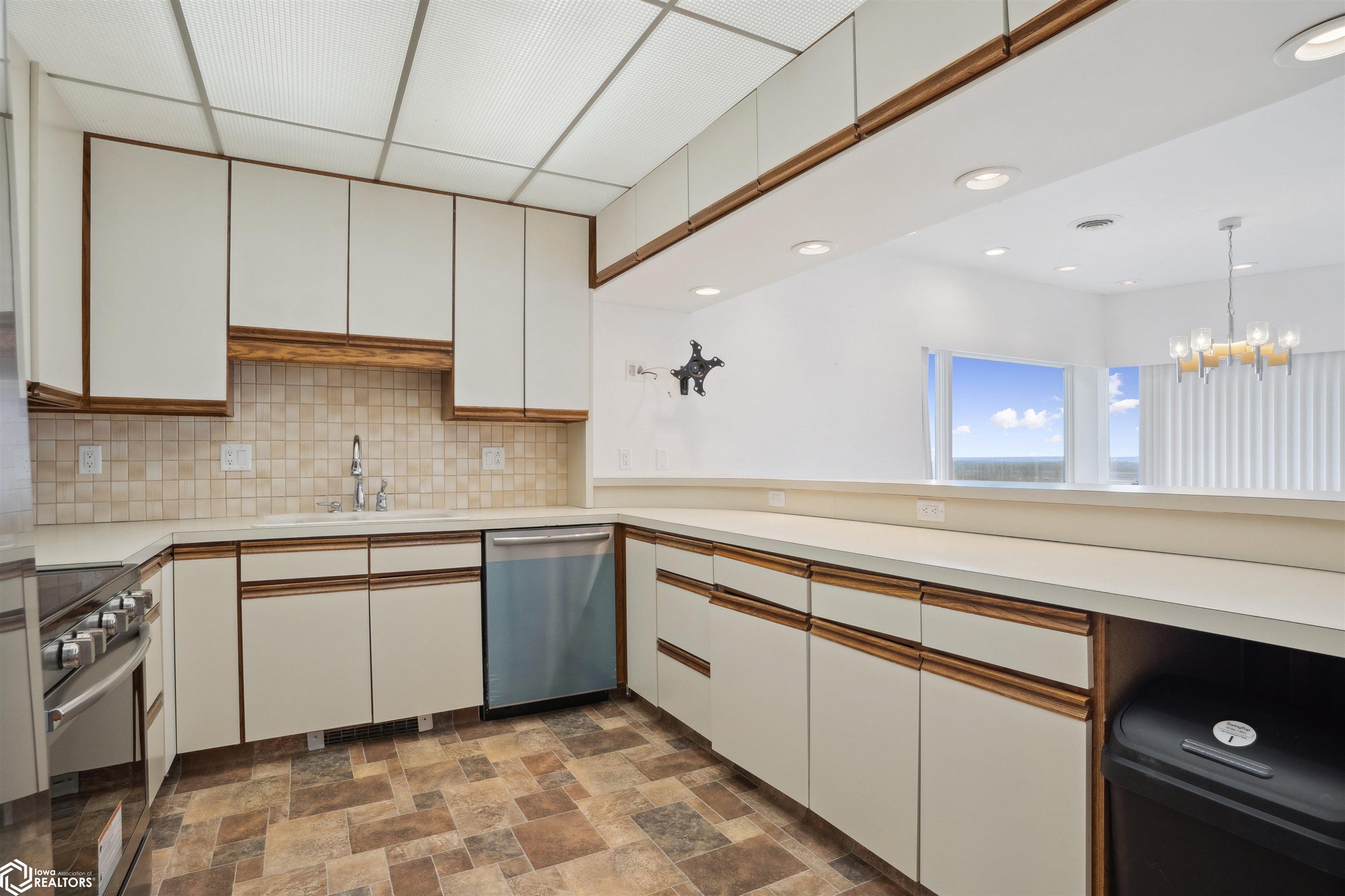 Burlington, Iowa, 52601, United States, 4 Bedrooms Bedrooms, ,3 BathroomsBathrooms,Residential,For Sale,1931272