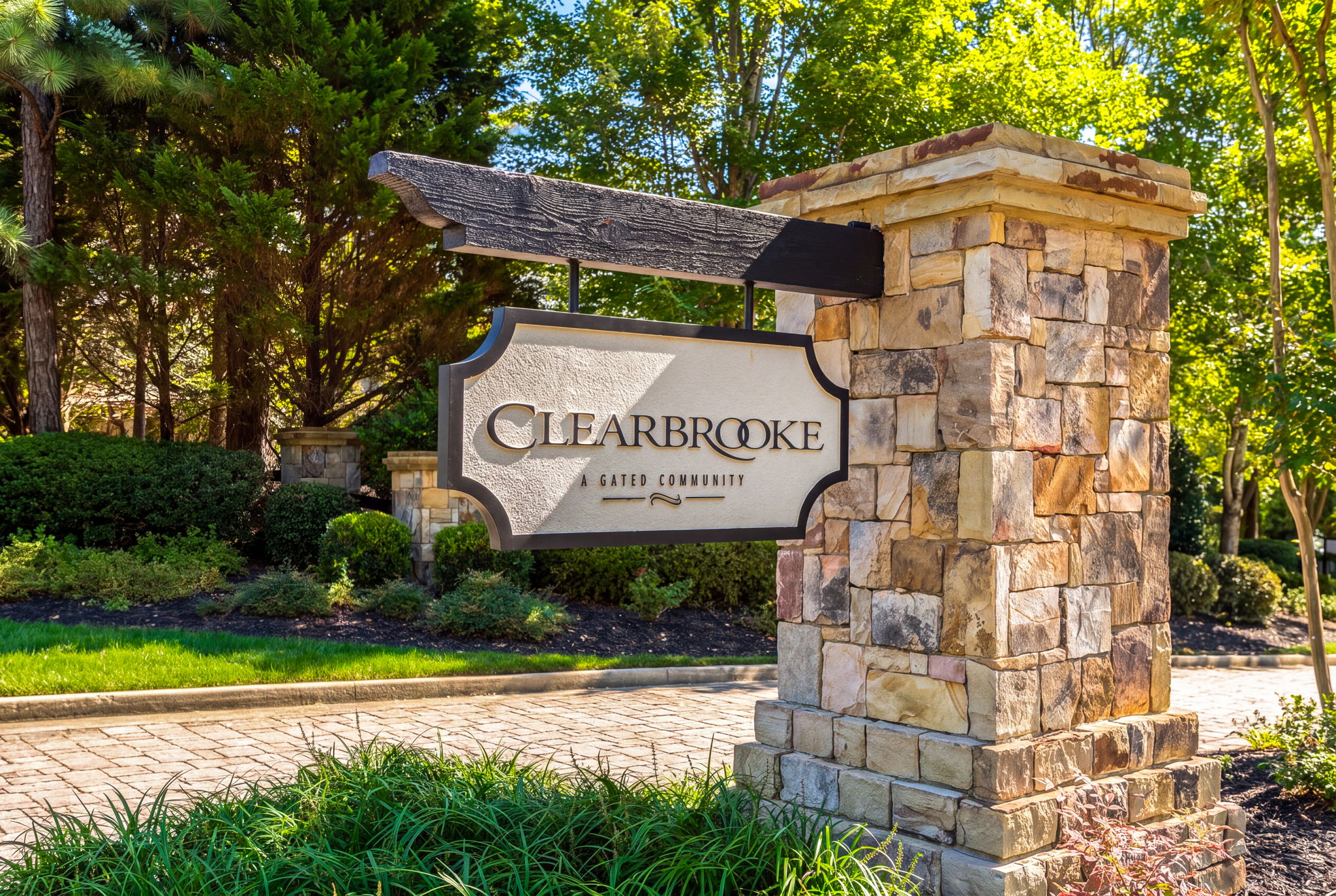  Situated Within the Sought-After, Gated Community of Clearbrooke - 物件實景