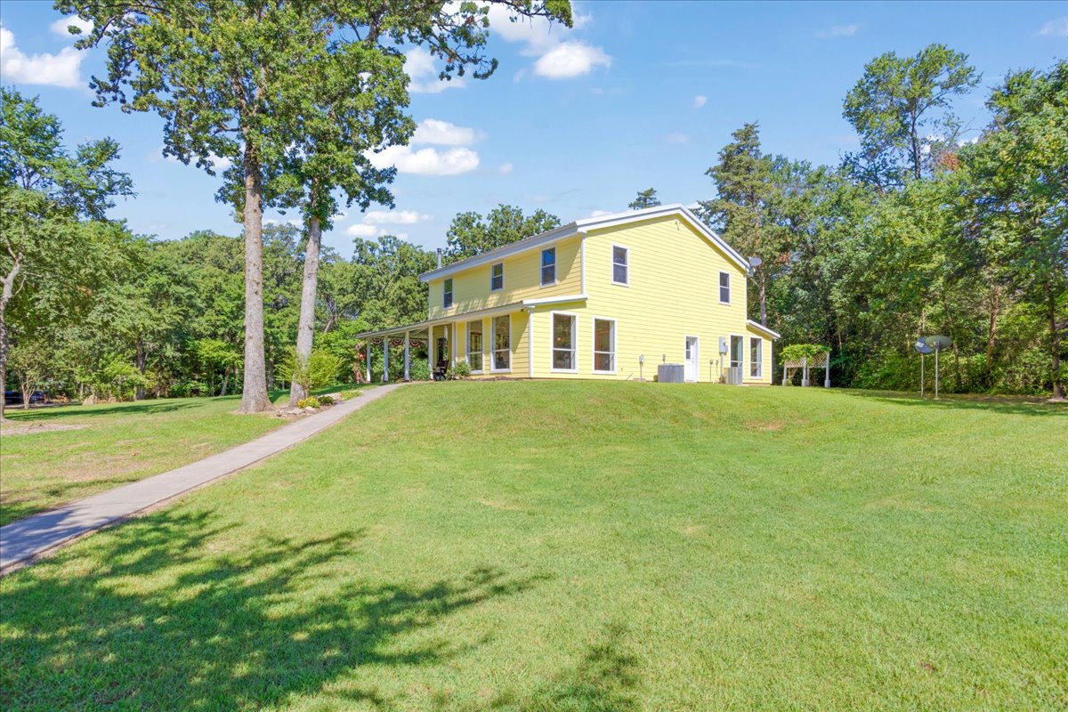 Bonham, Texas, 75418, United States, 6 Bedrooms Bedrooms, ,3 BathroomsBathrooms,Residential,For Sale,1983606