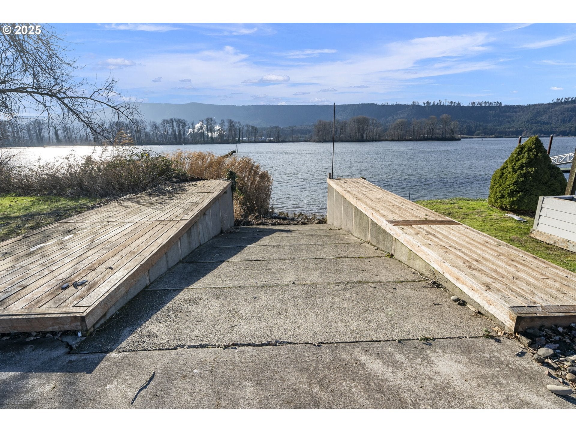 Cathlamet, Washington, 98612, United States, 3 Bedrooms Bedrooms, ,4 BathroomsBathrooms,Residential,For Sale,1975452