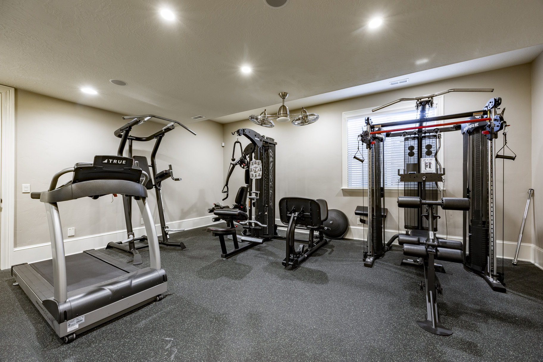  Gated West Jordan 2 Story Estate with 10 Car Garage and Swimming Pool - 物件實景