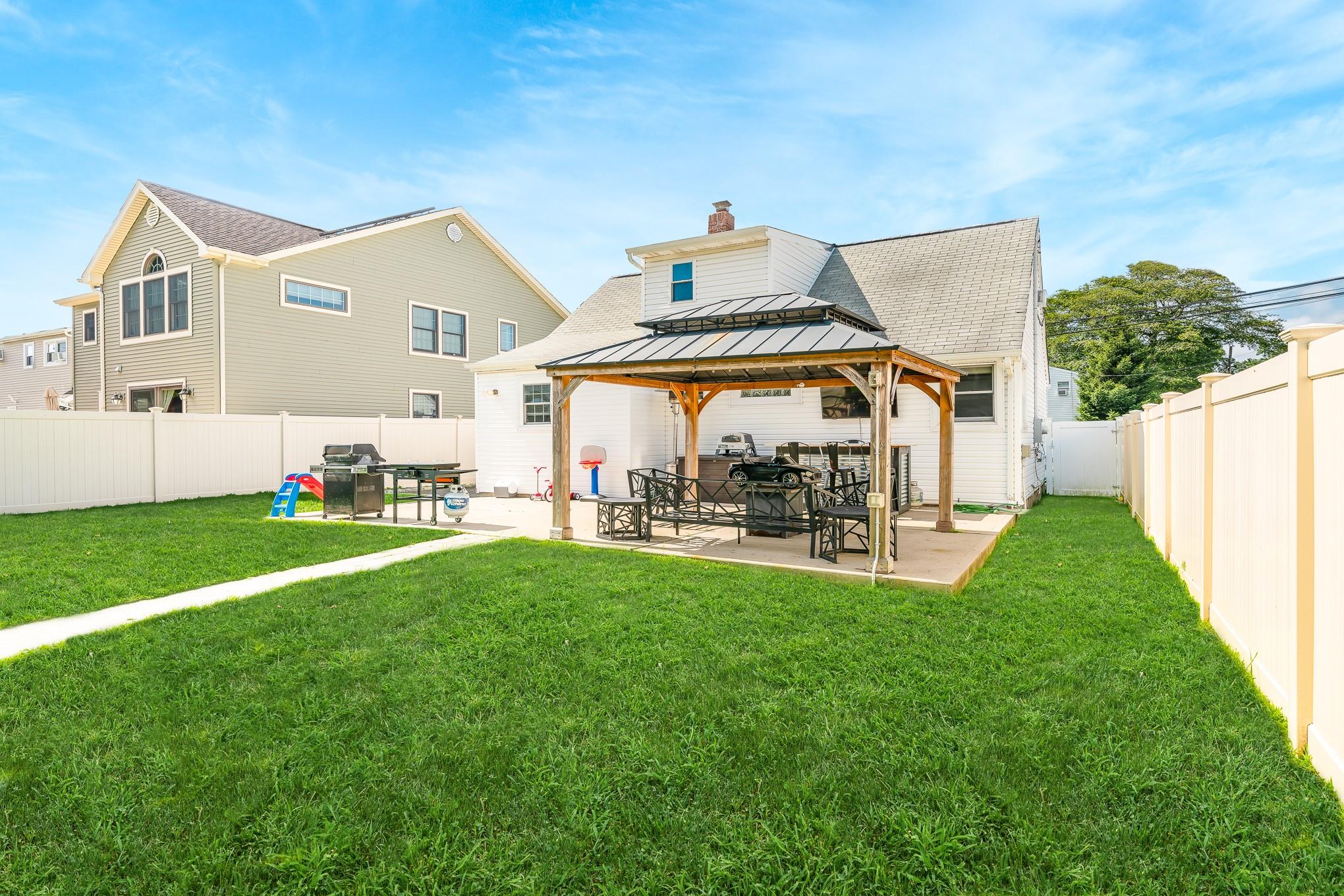 West Babylon, New York, 11704, United States, 3 Bedrooms Bedrooms, ,2 BathroomsBathrooms,Residential,For Sale,1887833