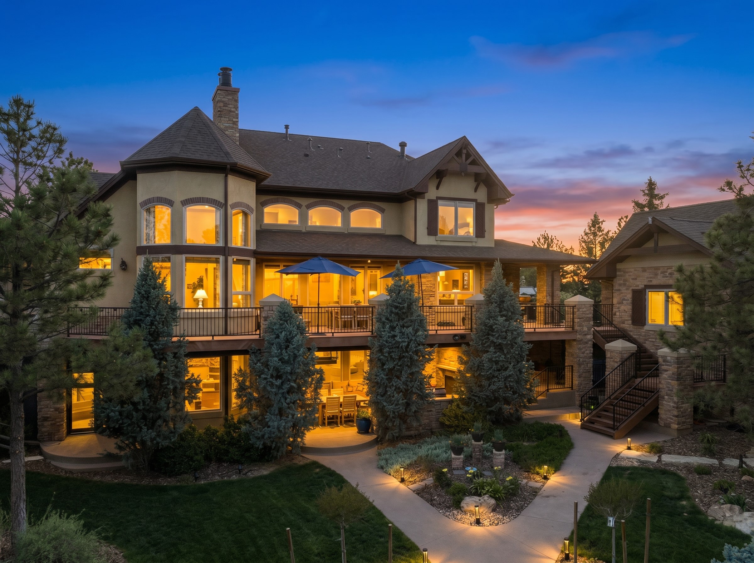  This Mountain Traditional residence is defined by its grand scale, - 物件實景