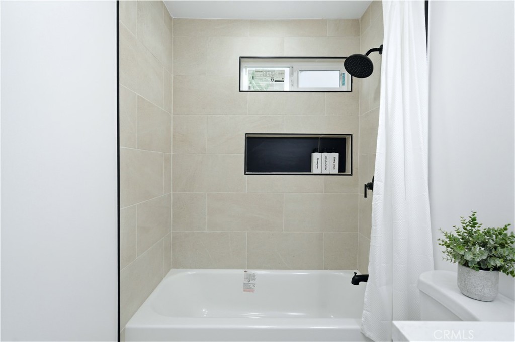 Bell, California, 90201, United States, 2 Bedrooms Bedrooms, ,1 BathroomBathrooms,Residential,For Sale,2048327