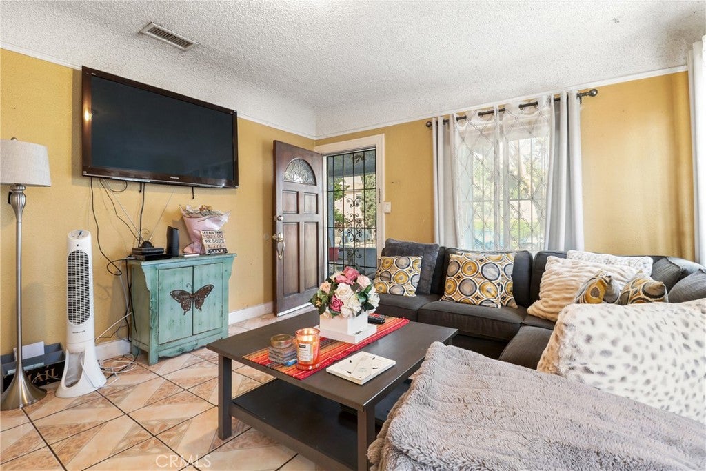 Los Angeles, California, 90016, United States, ,Residential,For Sale,1892903