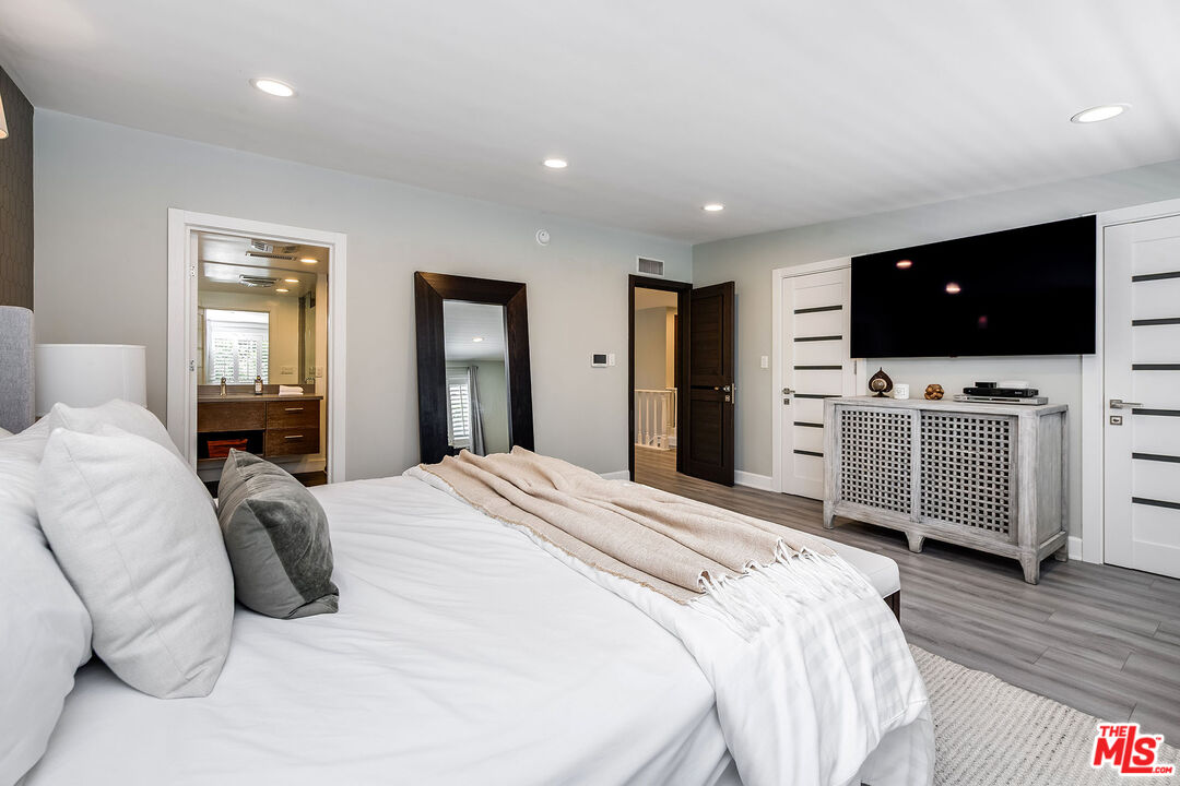 Studio City, California, 91604, United States, 4 Bedrooms Bedrooms, ,3 BathroomsBathrooms,Residential,For Sale,1850354