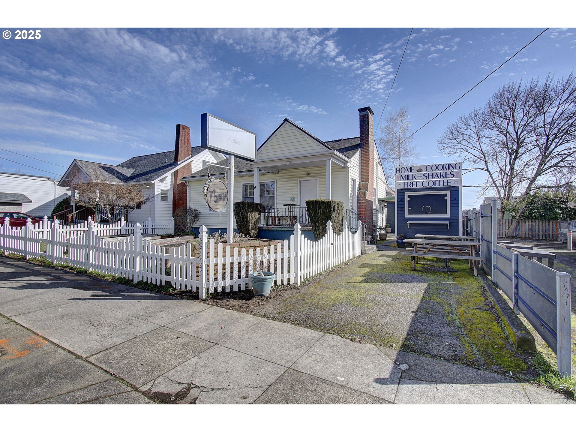 Portland, Oregon, 97202, United States, 3 Bedrooms Bedrooms, ,1 BathroomBathrooms,Residential,For Sale,1721248