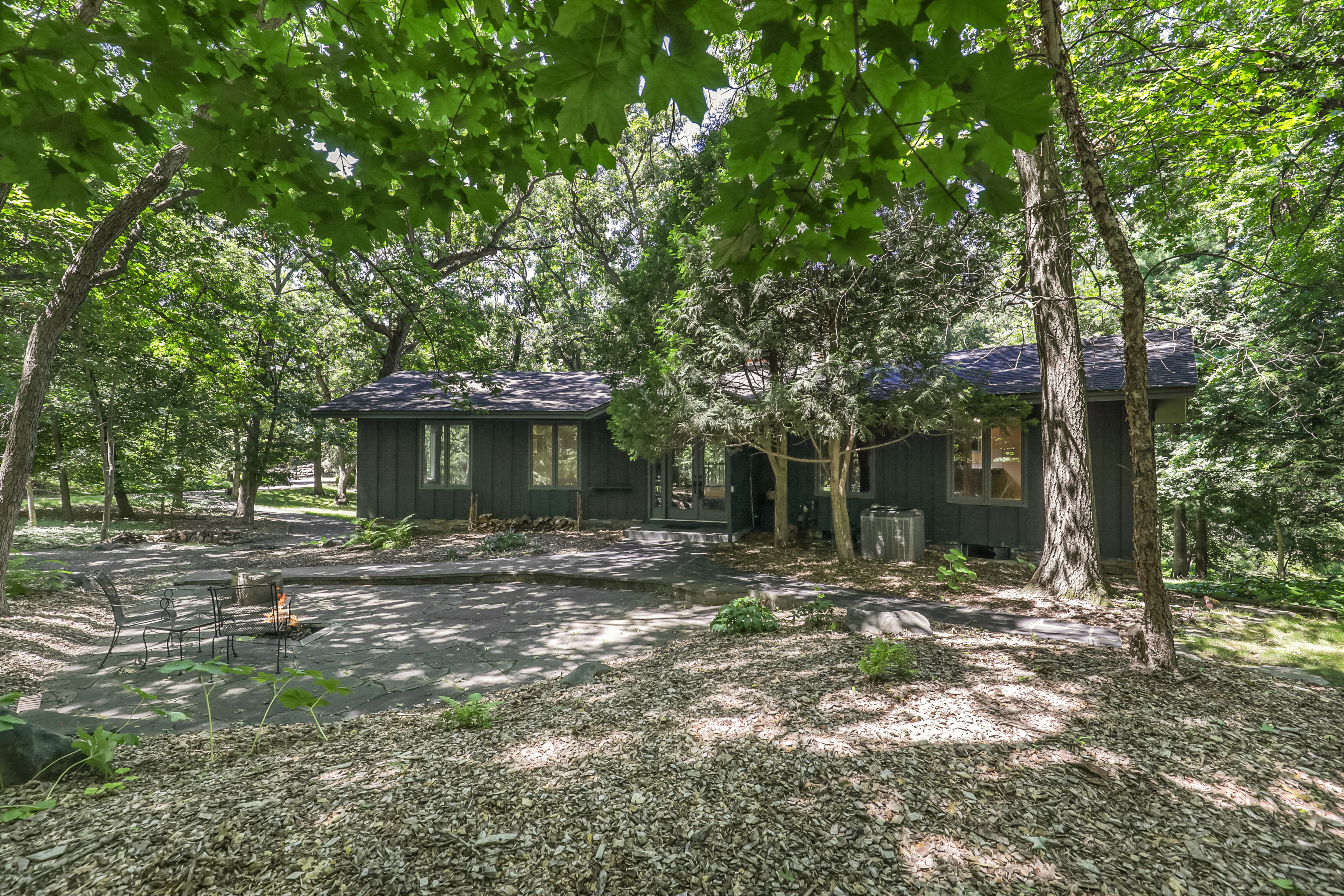  Secluded Wooded Retreat with Beautifully Updated Interiors - 物件實景