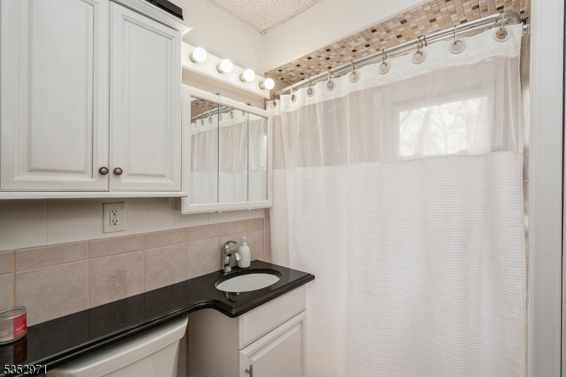 Ridgefield Boro, New Jersey, 07657, United States, 3 Bedrooms Bedrooms, ,2 BathroomsBathrooms,Residential,For Sale,1907428