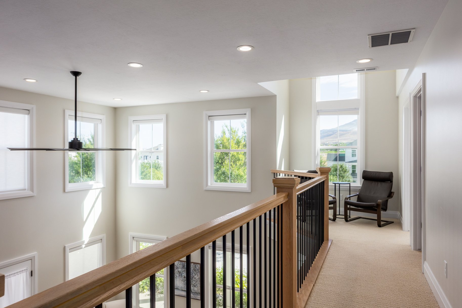 Impeccably Maintained Home with Mountain Views & Four-Car Garage - 物件實景