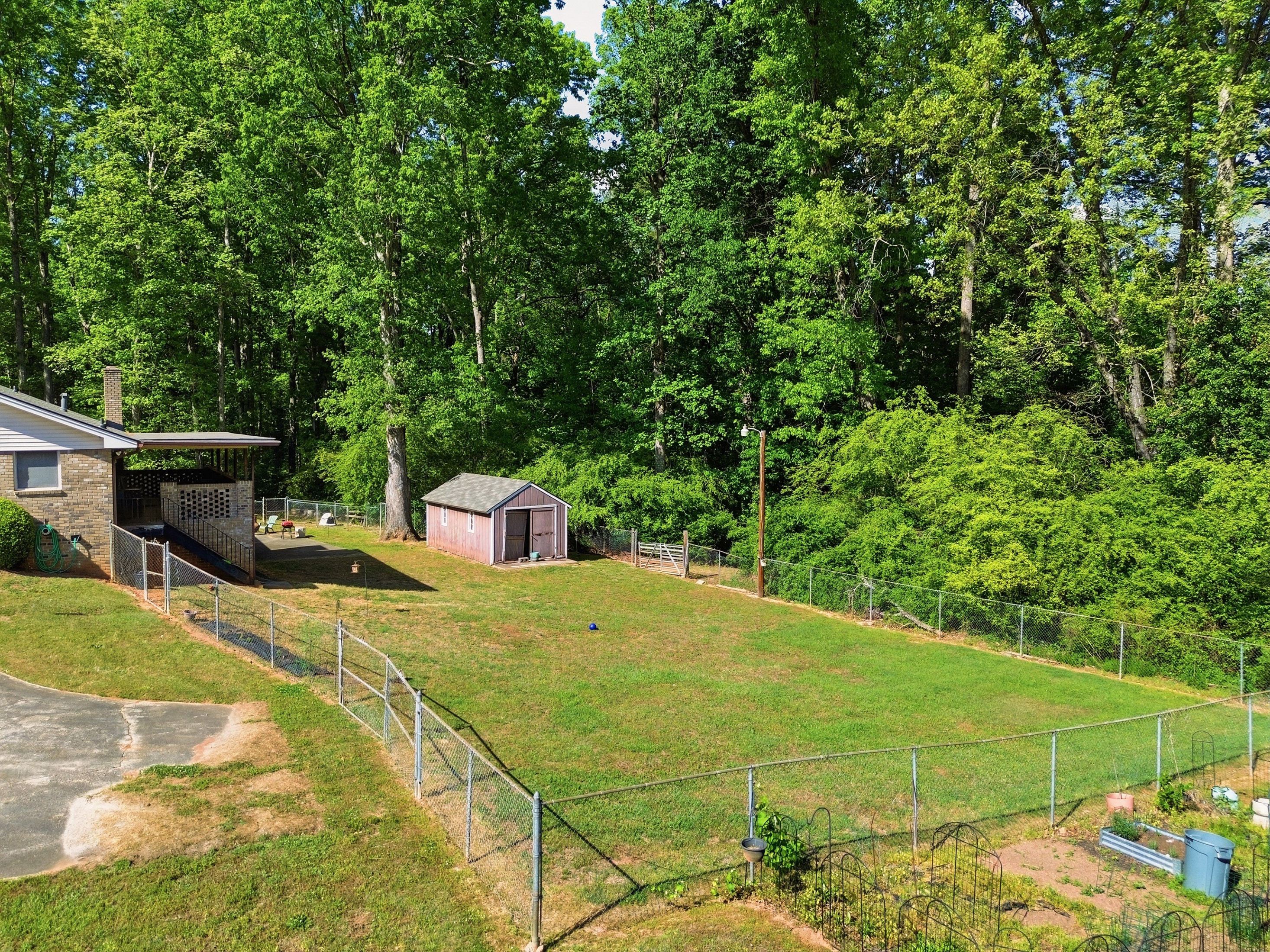  Brick Ranch Perfectly Positioned on 27 Acres with Pond - 物件實景