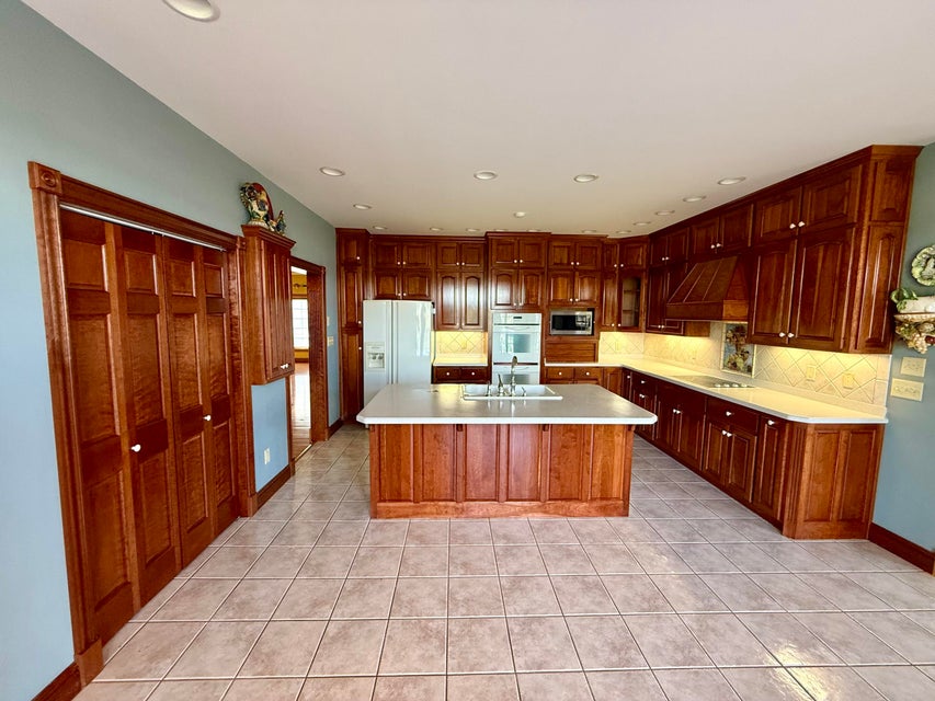 Somerset, Kentucky, 42501, United States, 5 Bedrooms Bedrooms, ,5 BathroomsBathrooms,Residential,For Sale,1975383