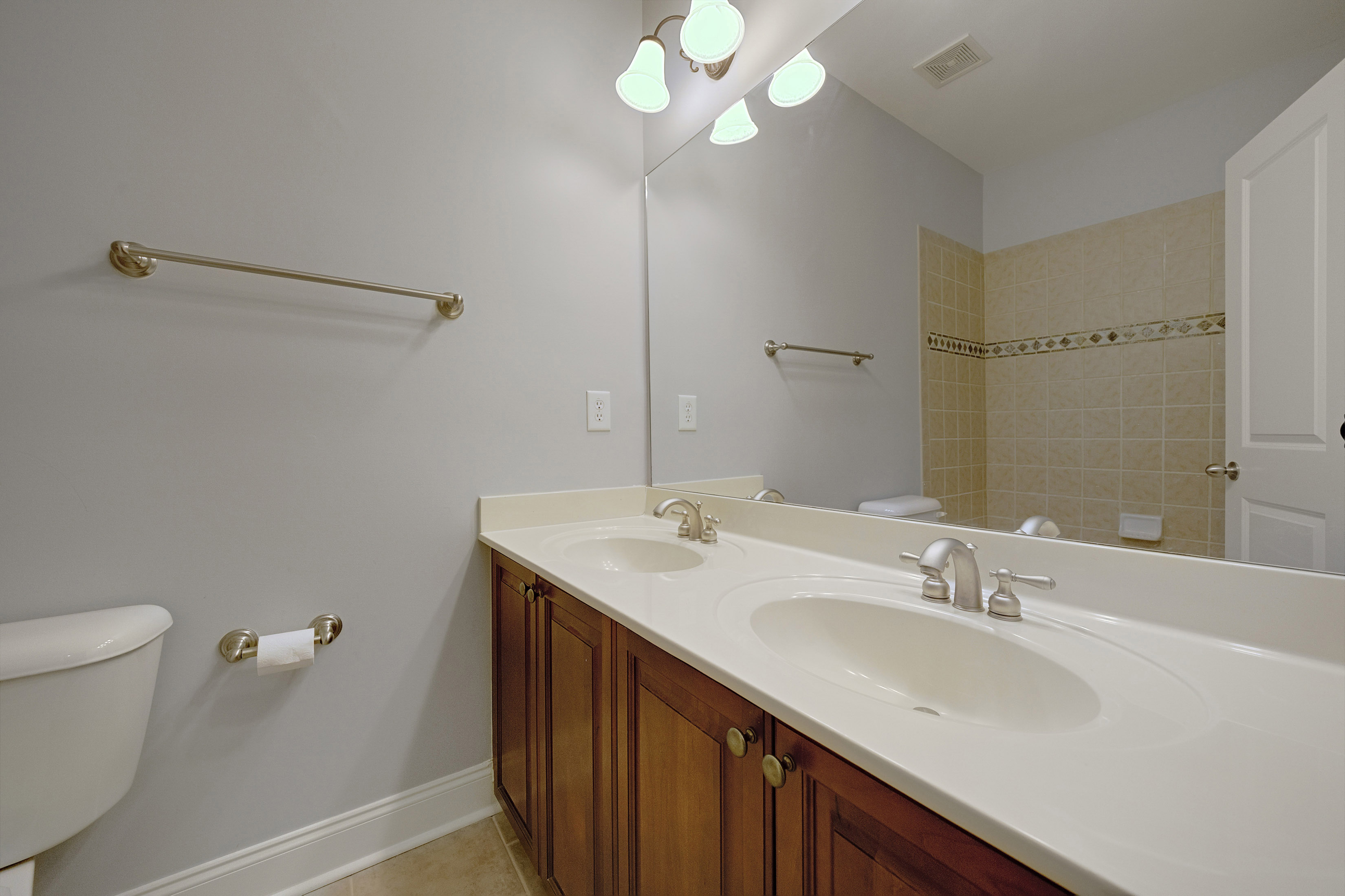  Sandy Springs Townhome Lives Like a Single Family Residence - 物件實景