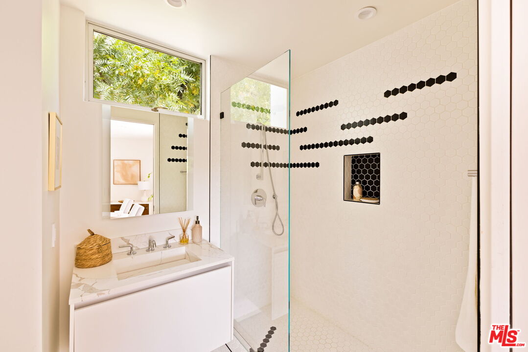 Los Angeles, California, 90046, United States, 4 Bedrooms Bedrooms, ,4 BathroomsBathrooms,Residential,For Sale,1912038