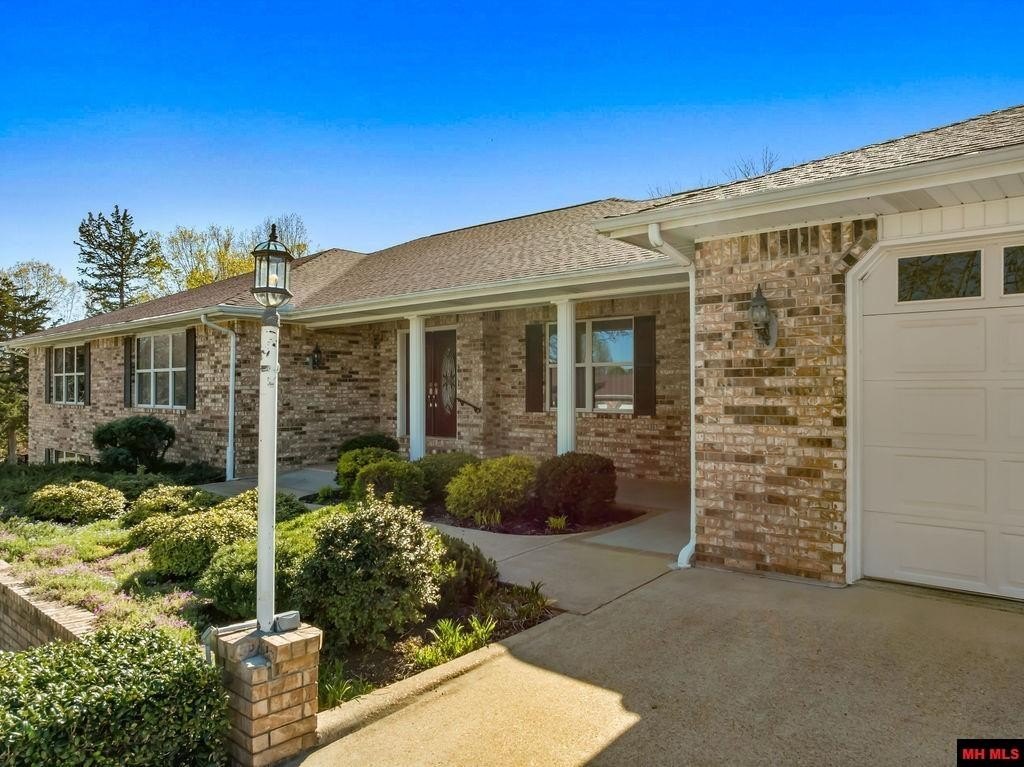 Mountain Home, Arkansas, 72653, United States, 3 Bedrooms Bedrooms, ,4 BathroomsBathrooms,Residential,For Sale,2036578