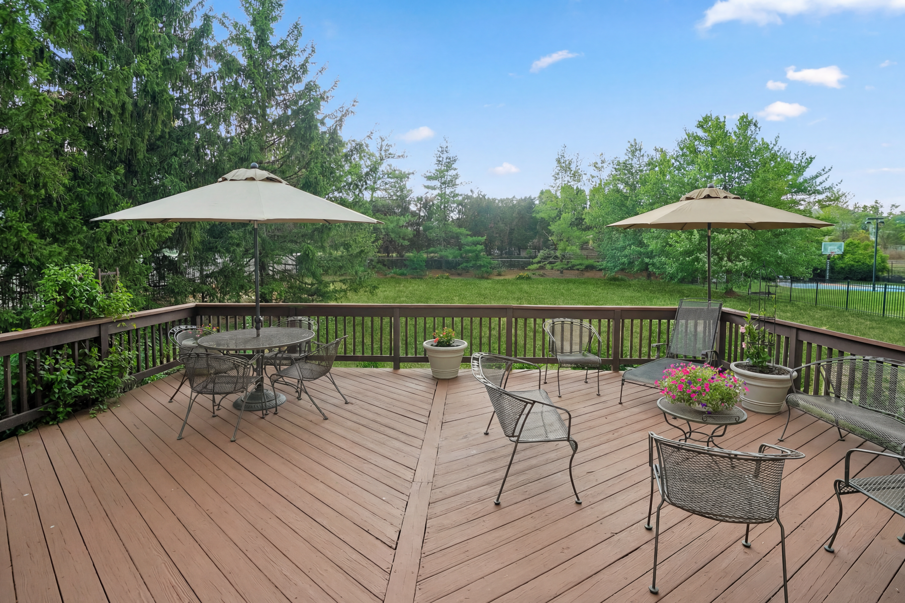  ?Staats Farm? Colonial Blends Classic Charm with Modern Updates - 物件實景