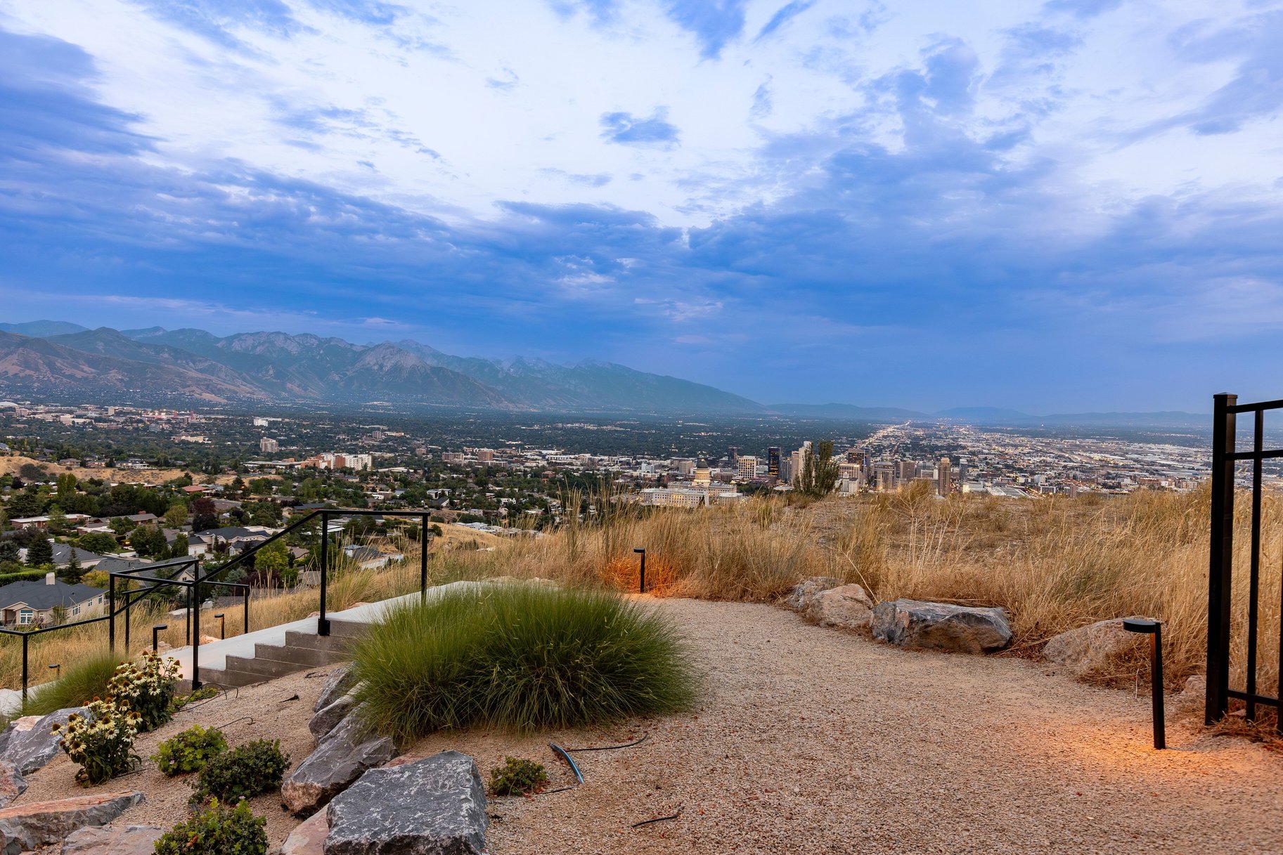  Stunning Contemporary Home with Commanding Views - 物件實景